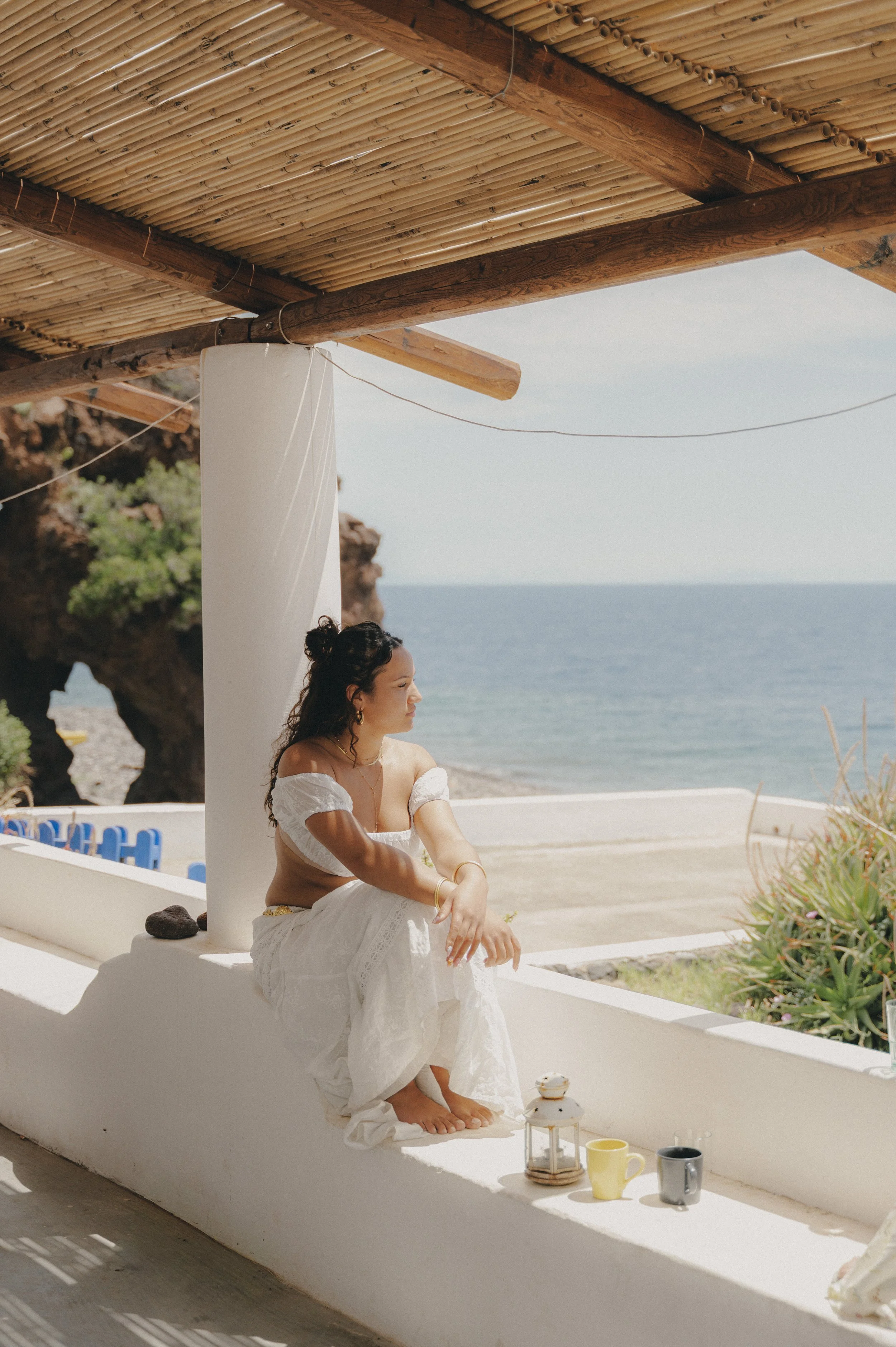 Ambiance hospitality : terrasse blanche et horizon méditerranéen