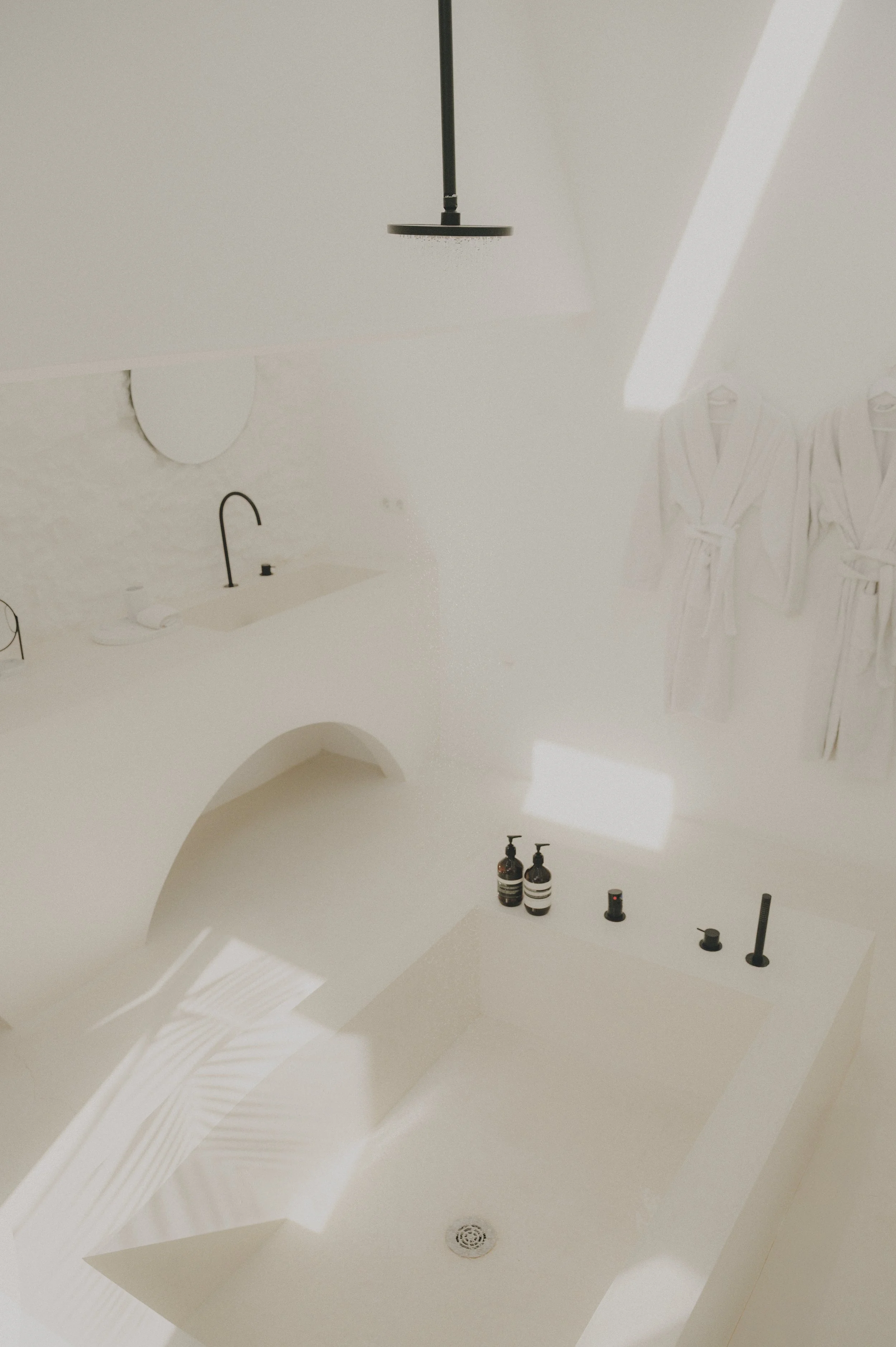 Contenu photo lifestyle : salle de bain avec lumière naturelle à Casa Montelongo