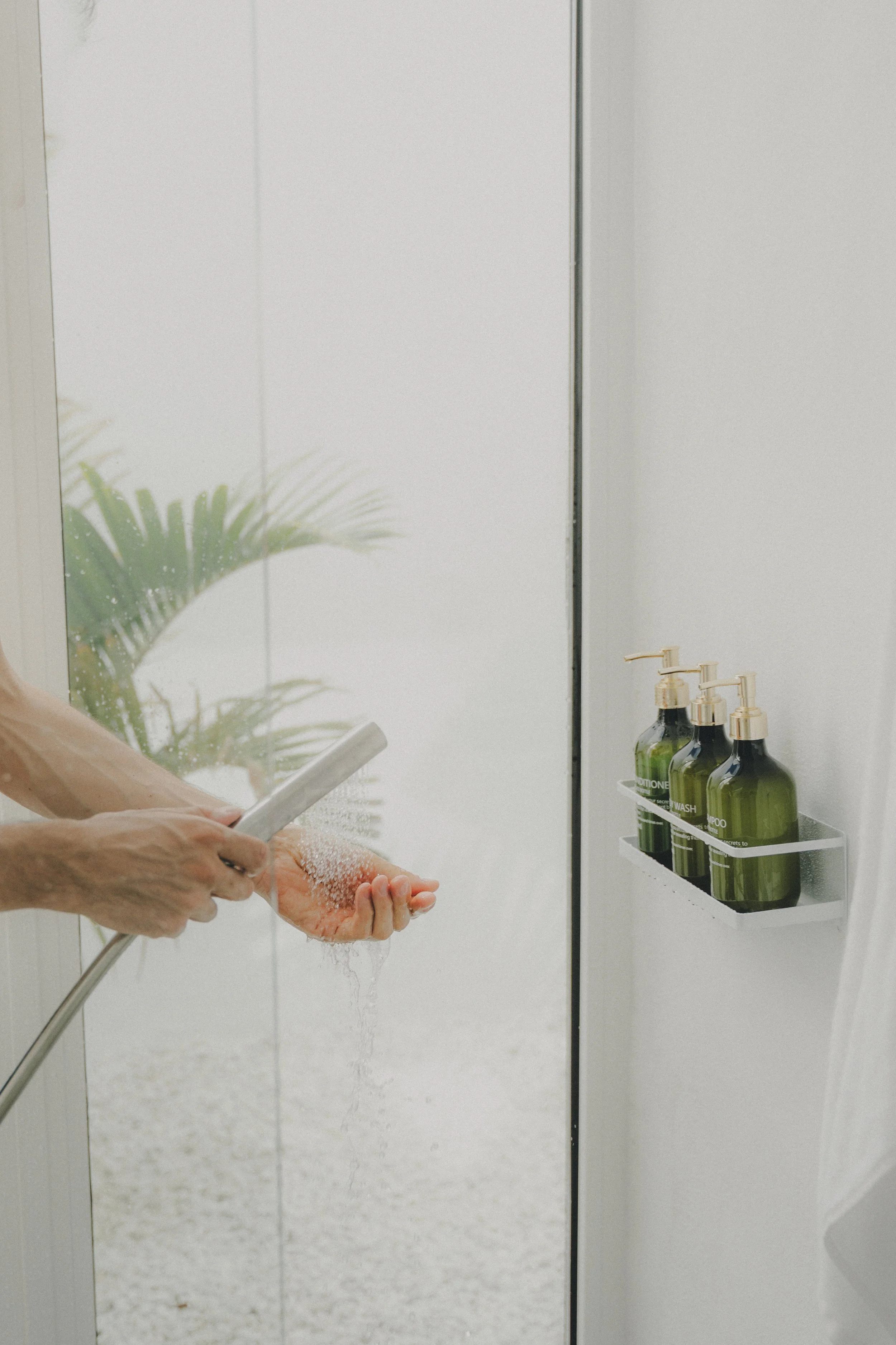 Contenu photo lifestyle : lumière naturelle et espace épuré dans la douche