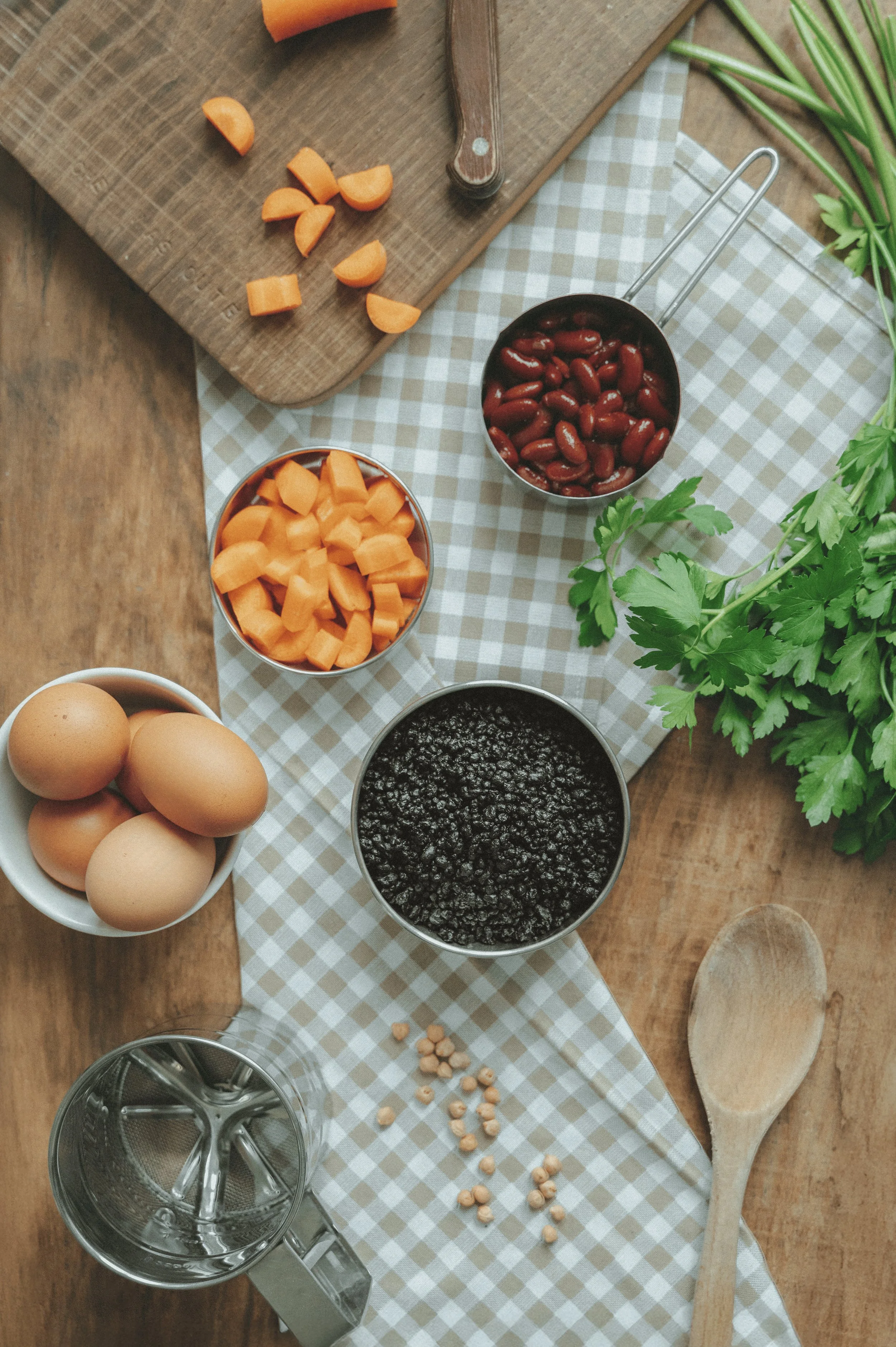 Flatlay culinaire mettant en valeur les ingrédients d’une recette à base d’algues pour Edonia