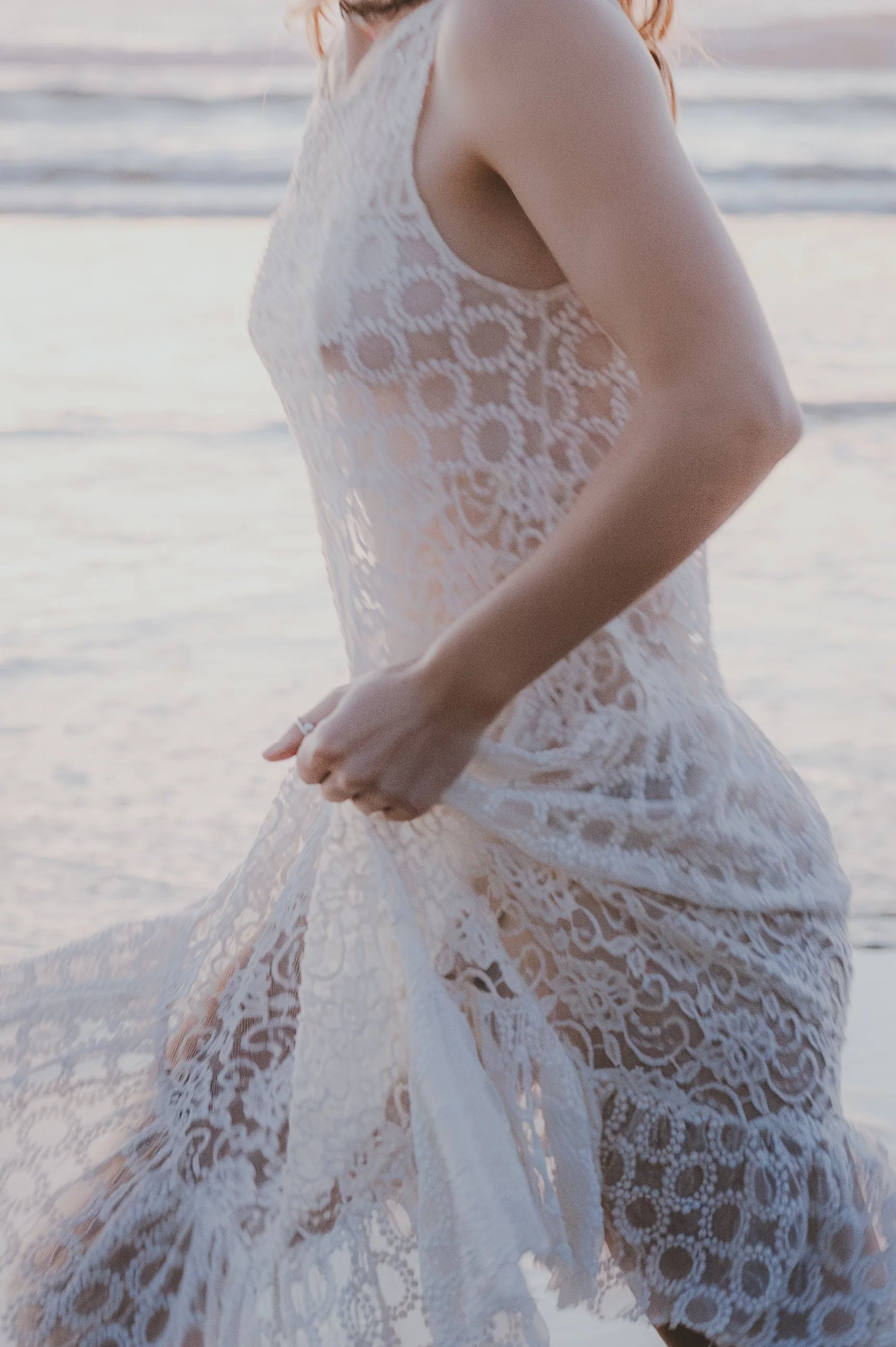 Photographie lifestyle en mouvement au bord de l'océan