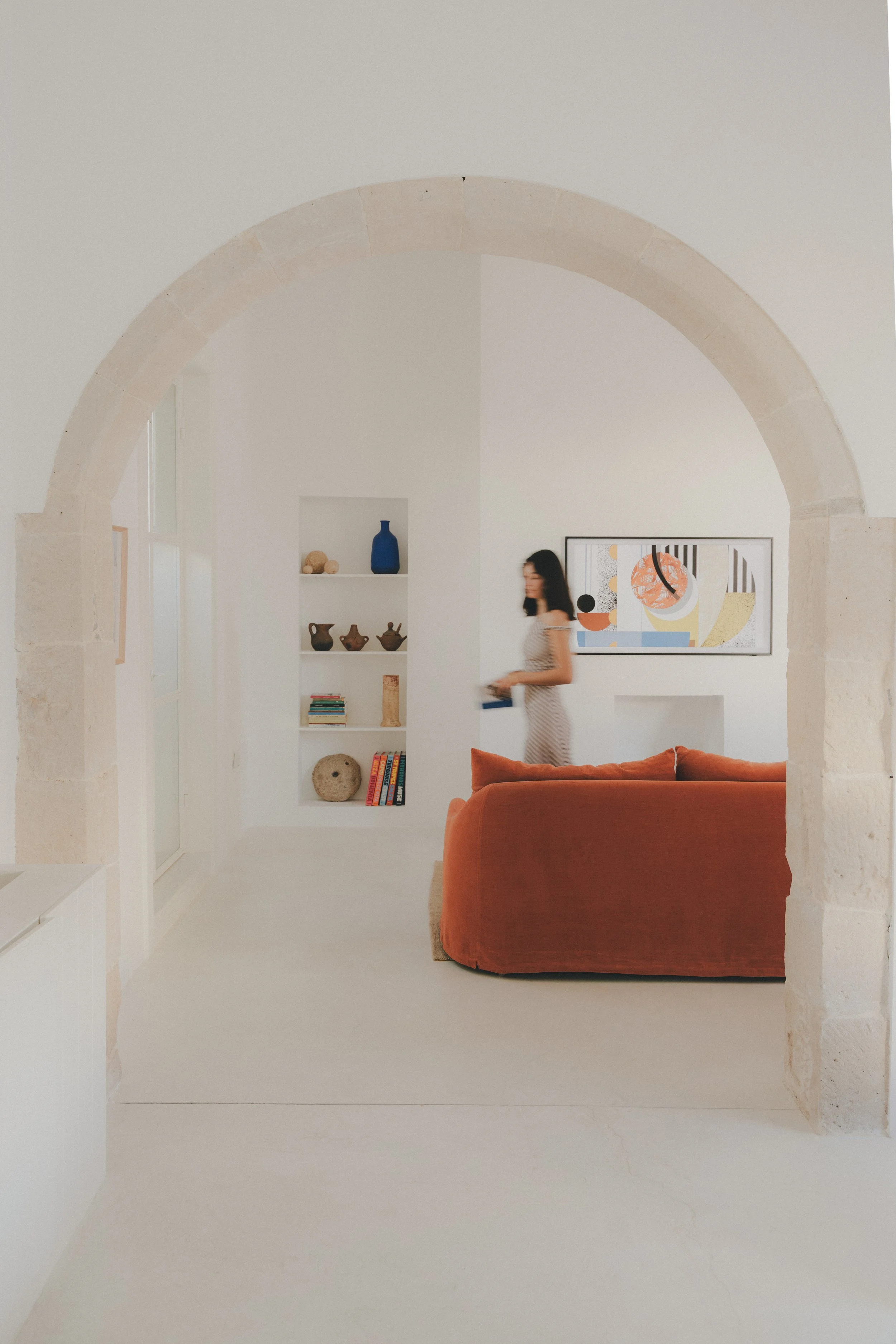 Contenu photo : ambiance douce et lumineuse pour le slow-living dans le salon de Casa Montelongo