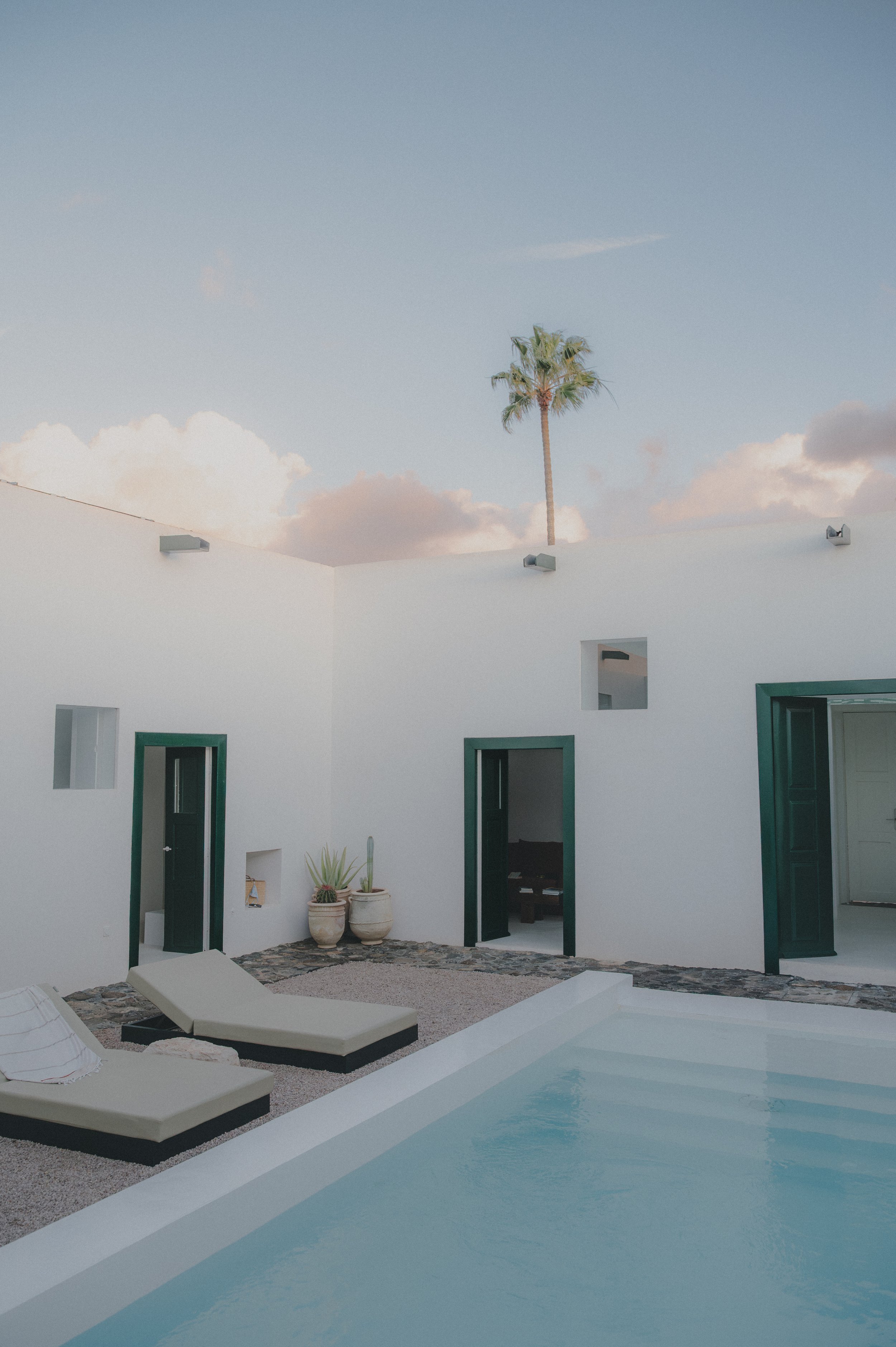 Contenu photo hospitality : terrasse relaxante et piscine pour profiter du slow-living à Casa Montelongo