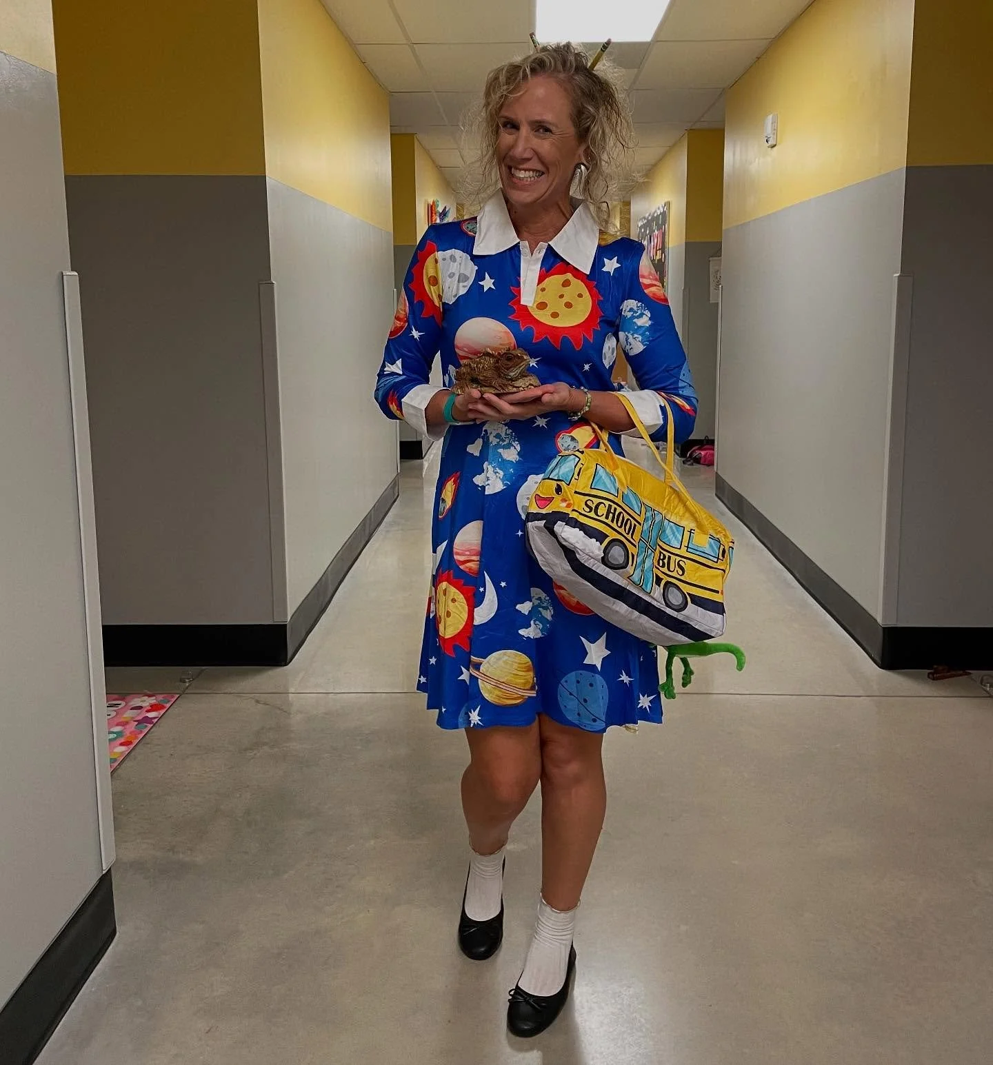 🚌✨ The Magic School Bus made a special stop at Global Arts✨🚌
Ms. Frizzle popped into 1st grade to spark a little science excitement—and she reminded us that the best discoveries happen when we work together. 💡🔬🎨
Through fun experiments a