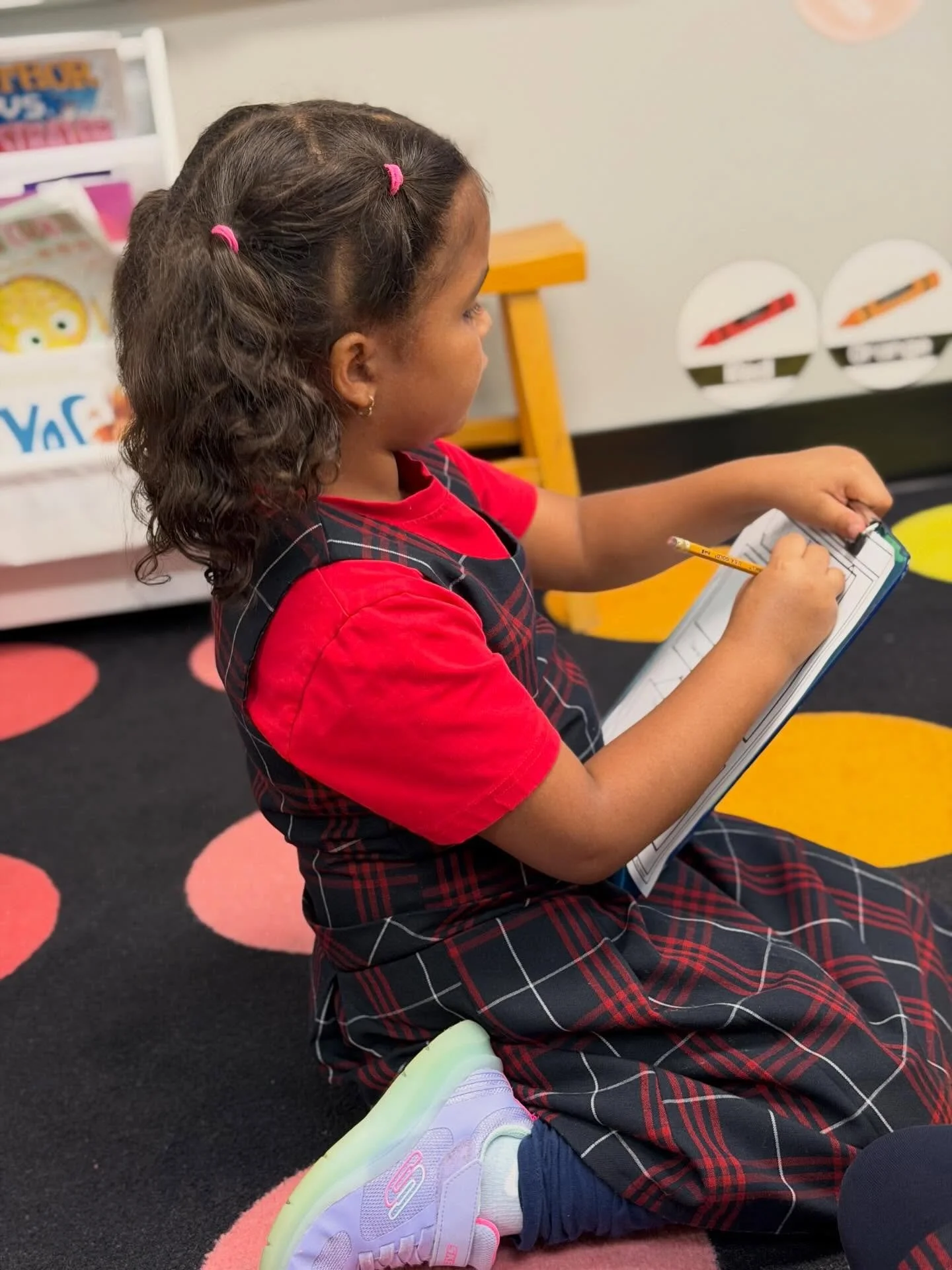 Identifying story elements in Ms. Gray&rsquo;s 1st grade class. Students identified the characters, setting, problem and solution in their text. #globalarts #readtosucceed #1stgrade