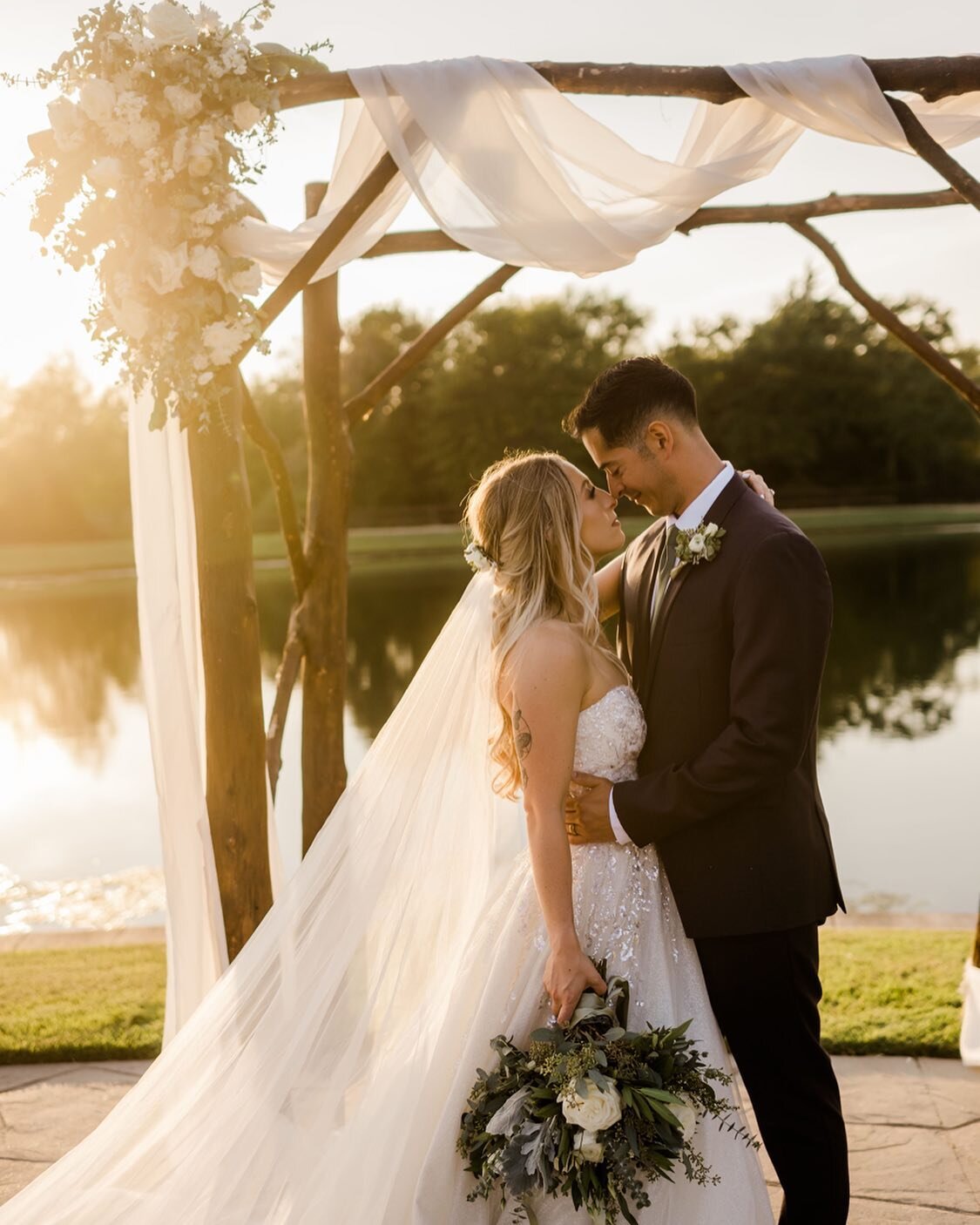 Spring has sprung and we are loving the sunshine it&rsquo;s brought!!! If you are looking for a Spring 2024 wedding date, reach out today through the link in our bio. Dates are going fast! 🤍🌞✨
&bull;
&bull;
&bull;
Photography: @racheldriskellphoto 