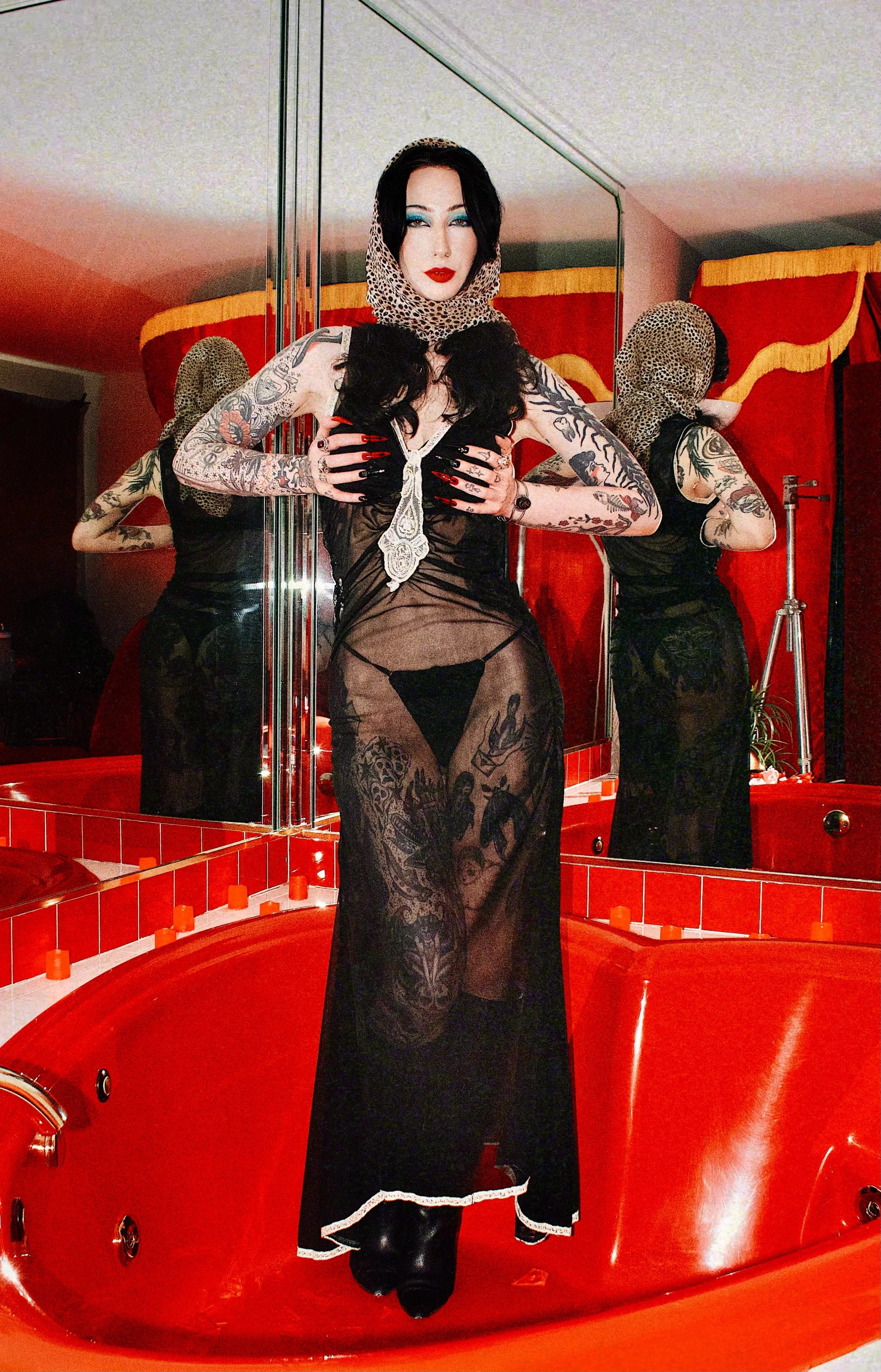 Kimberly in one of our 1970s vintage negligees in a retro heart-shaped hot tub!