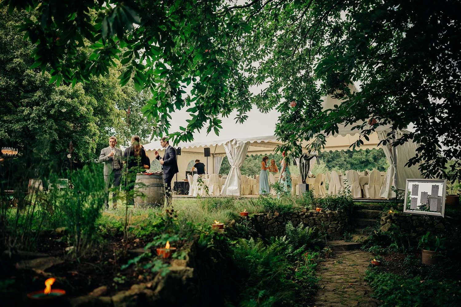 feier-brautpaar-hochzeit-zelt-garten-meppen_021.jpeg