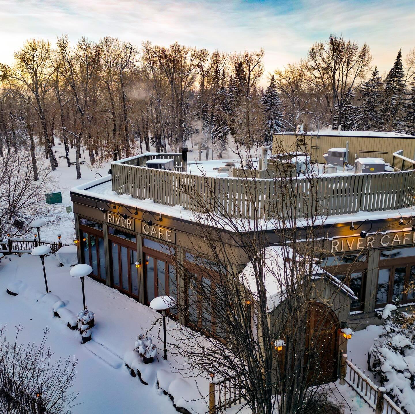 Loving the snowy vibes on #PrincesIslandPark. Go for a skate and then stop in for boozy hot beverages and lunch by the fire. 
#rivercafeyyc #justawalkinthepark #yycfood #iamdowntown #yycskating 
Photo: @jazhart