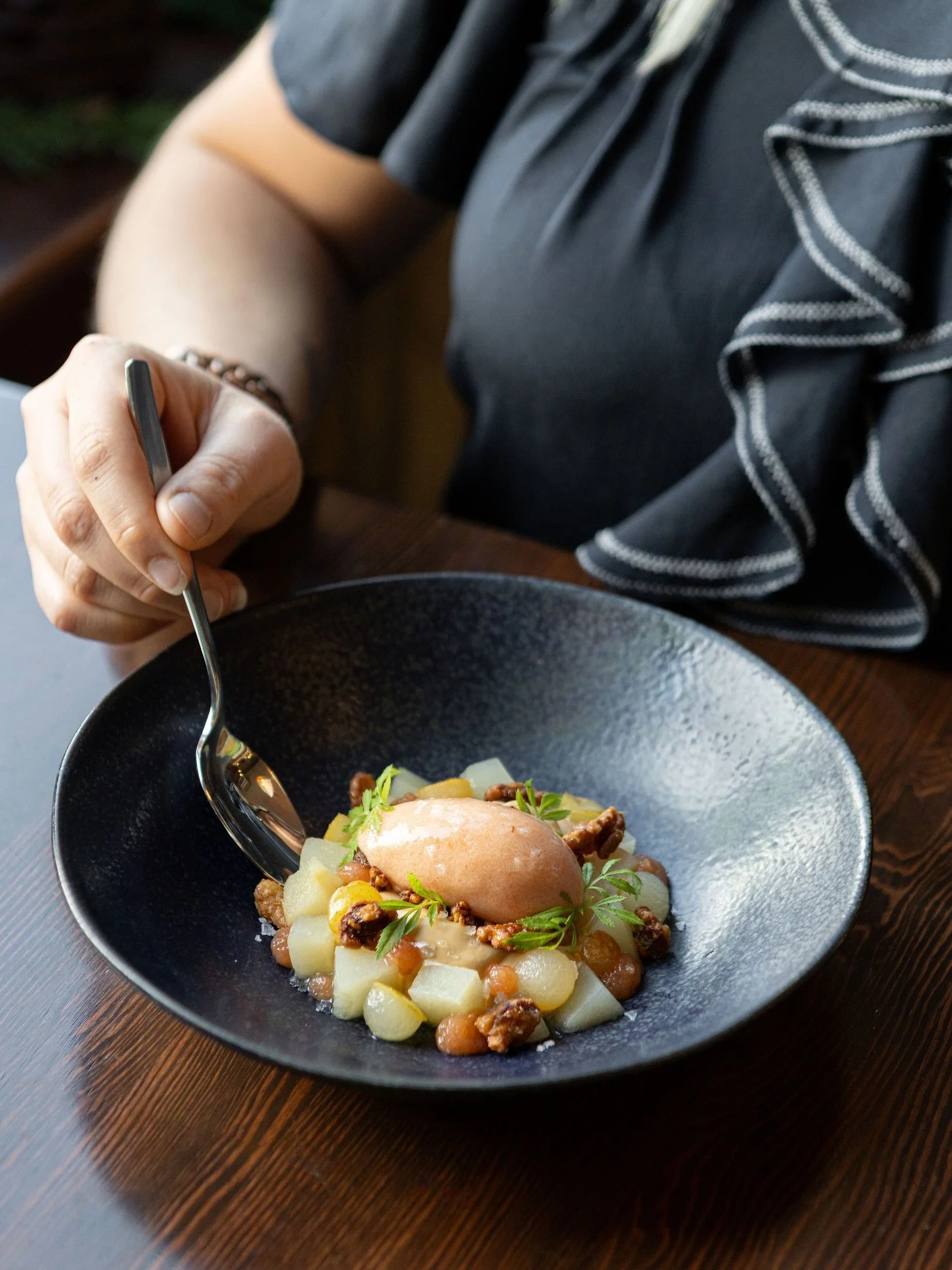 Take #justawalkinthepark and treat yourself to something a little sweet. Caramelized Honey Mousse with poached Bartlett pear, Ontario quince sorbet, buckwheat granola, black walnut and marigold. 
#rivercafeyyc #yyceats #pastry #dessert
Photos: @py_le