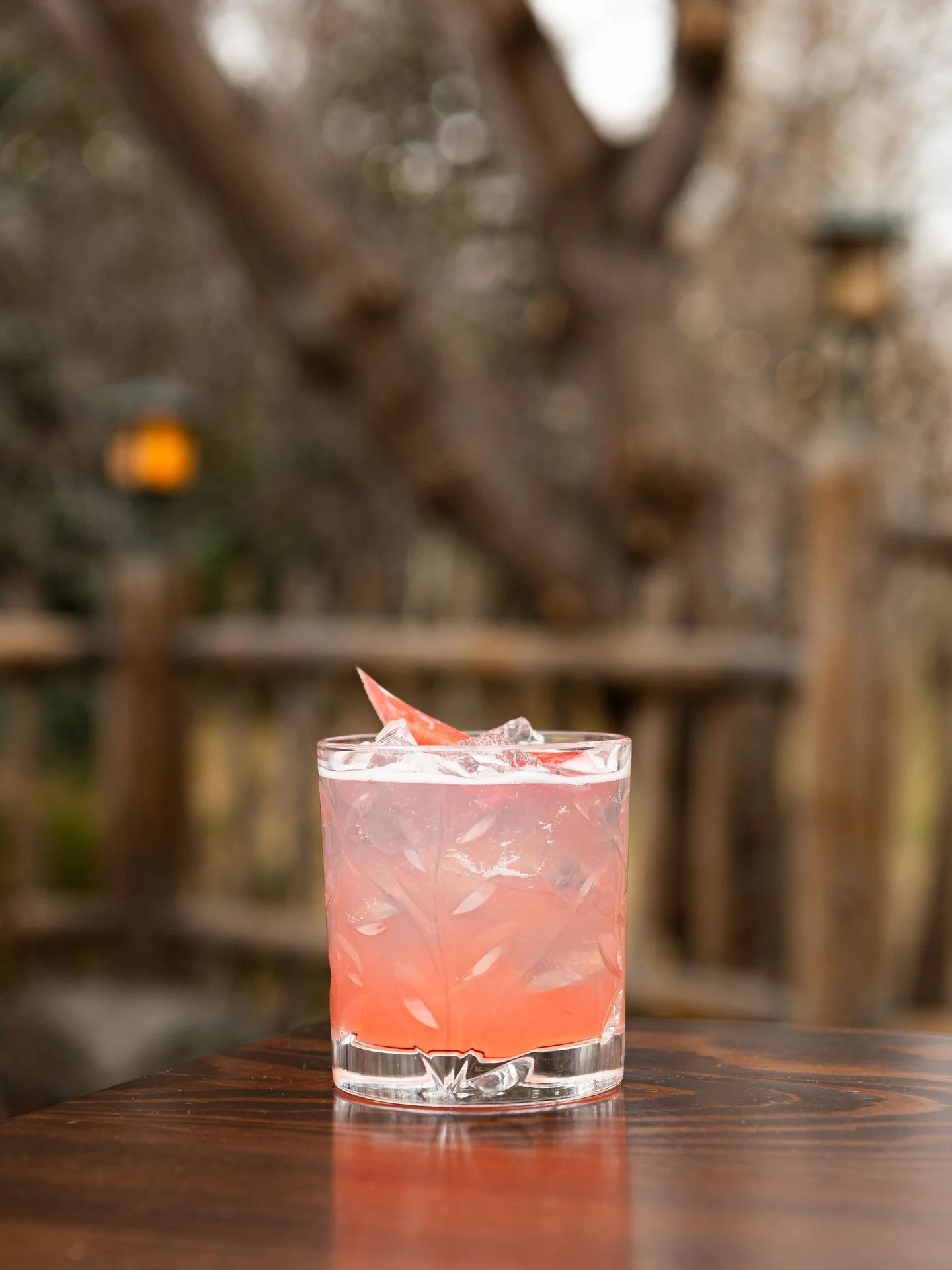 Take #justawalkinthepark&hellip; straight to lunch, an afternoon snack, a bright spring cocktail, or a beautiful dinner by the river. Open 7 days a week. 
#rivercafeyyc #springcocktails #yyceats #iamdowntown
Photo @py_lens