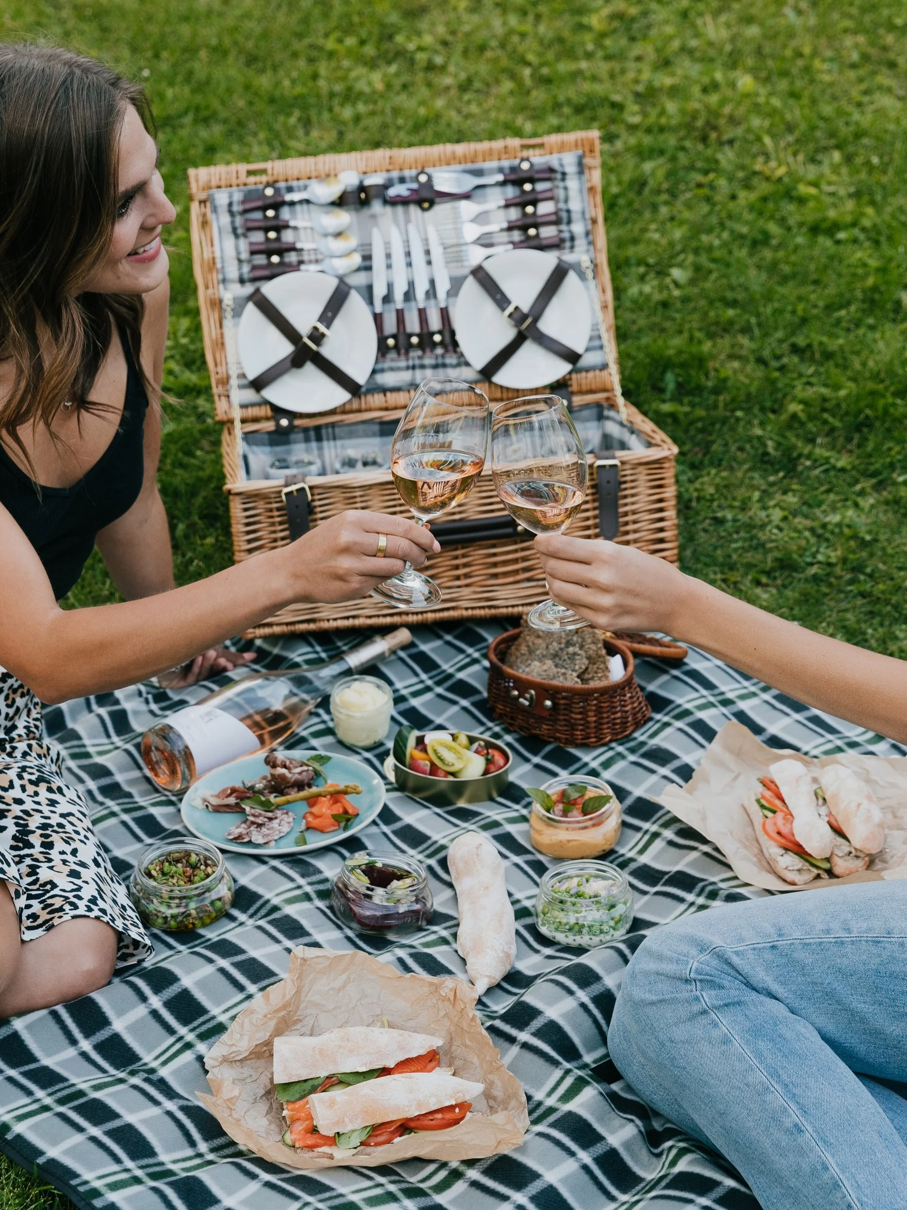 G I V E A W A Y ☀️ W I N  two (2) Saturday Folk Fest tickets on Prince&rsquo;s Island Park PLUS a River Caf&eacute; blanket and $100 gift card to use toward a River Caf&eacute; picnic. Saturday&rsquo;s lineup includes Marty Stuart &amp; His Fabulous 