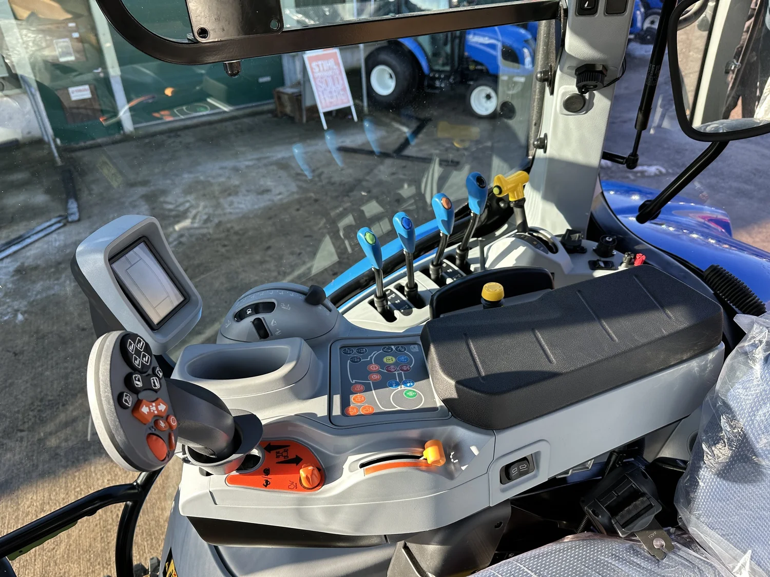New Holland tractor for sale in Walterston, Llancarfan, Barry, Vale of Glamorgan — photo 9