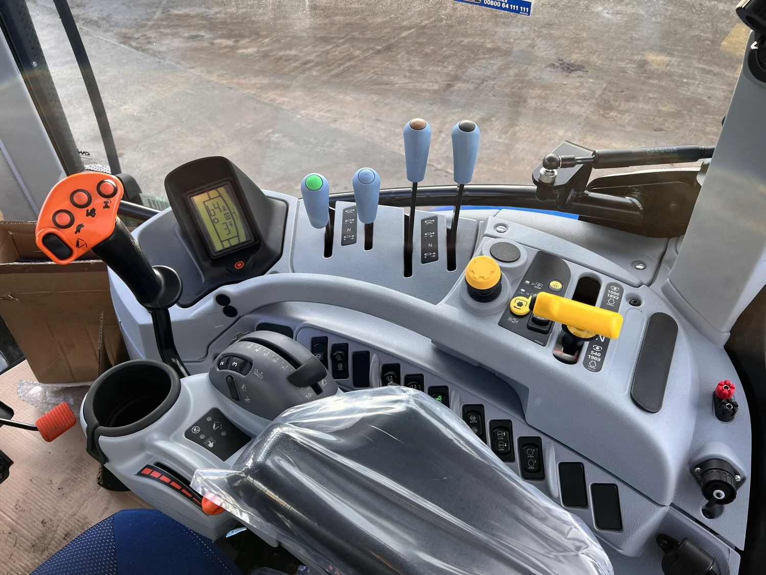 New Holland tractor for sale in Walterston, Llancarfan, Barry, Vale of Glamorgan — photo 12