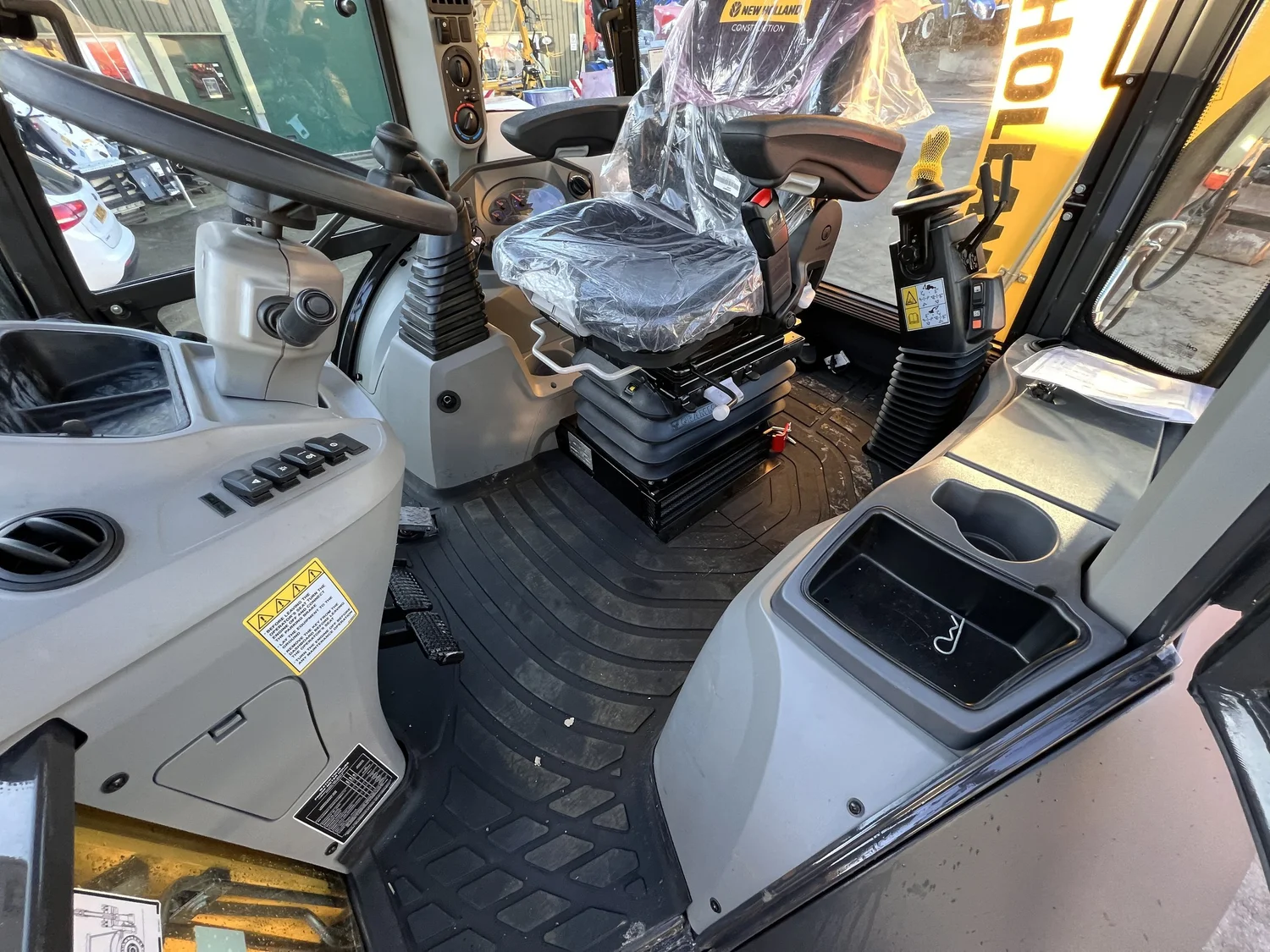 New Holland loader for sale in Walterston, Llancarfan, Barry, Vale of Glamorgan — photo 9