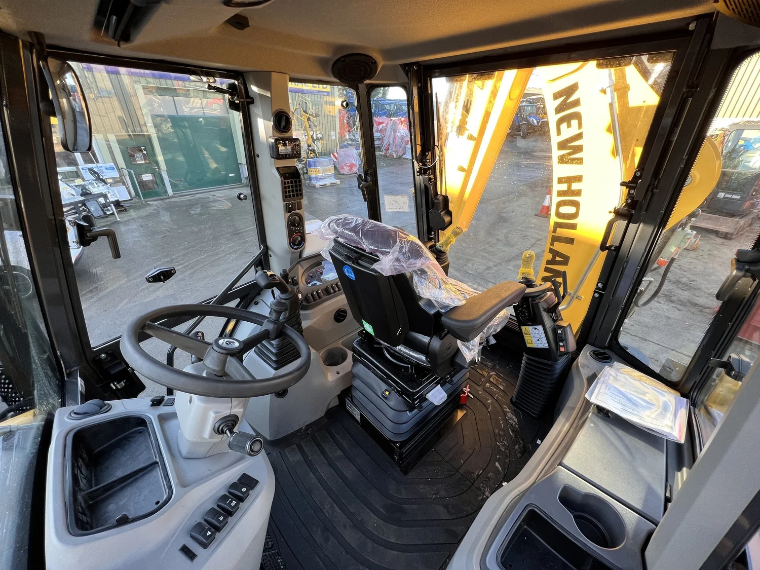 New Holland loader for sale in Walterston, Llancarfan, Barry, Vale of Glamorgan — photo 12