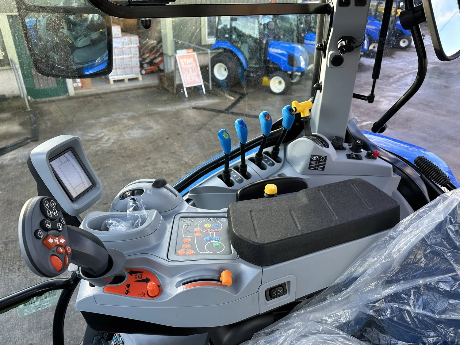 New Holland tractor for sale in Walterston, Llancarfan, Barry, Vale of Glamorgan — photo 7