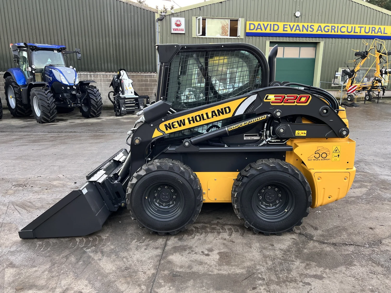 New Holland loader for sale in Walterston, Llancarfan, Barry, Vale of Glamorgan — photo 2