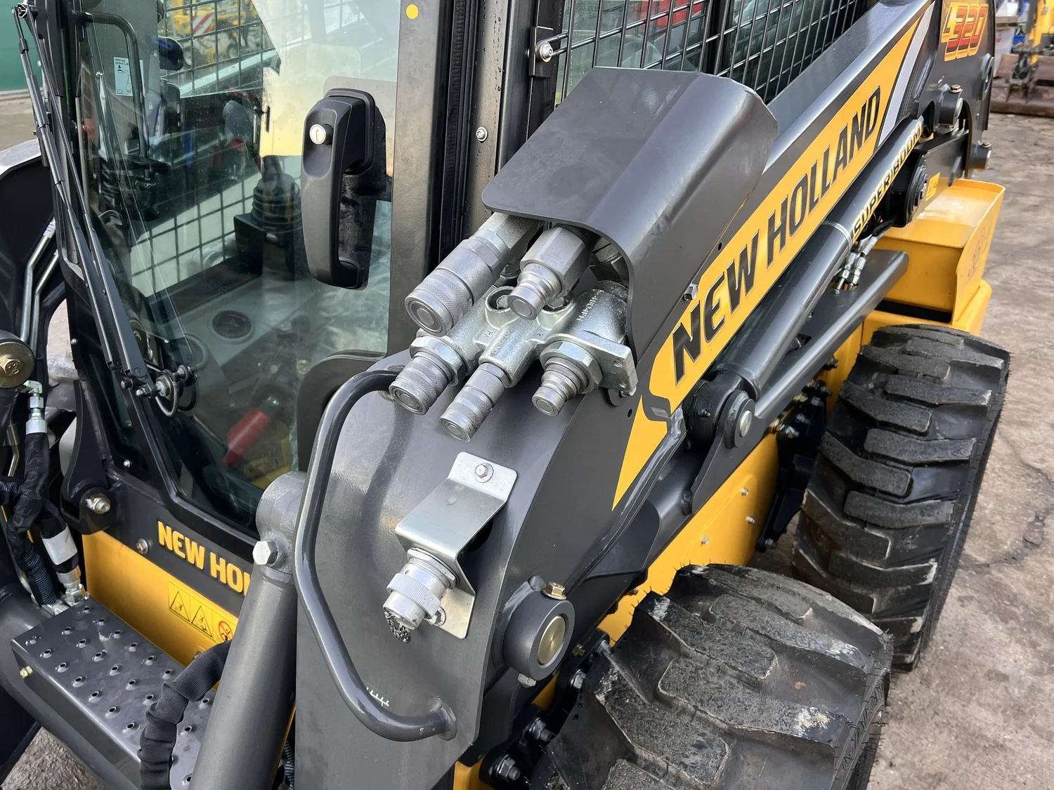 New Holland loader for sale in Walterston, Llancarfan, Barry, Vale of Glamorgan — photo 9