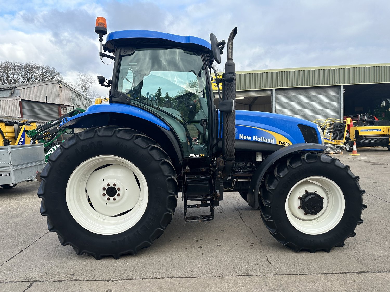 New Holland tractor for sale in Walterston, Llancarfan, Barry, Vale of Glamorgan — photo 6