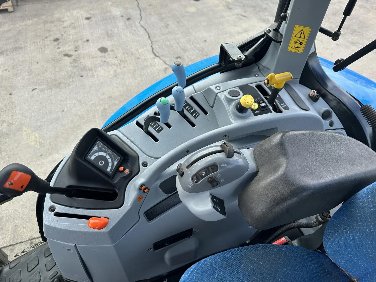 New Holland tractor for sale in Walterston, Llancarfan, Barry, Vale of Glamorgan — photo 10