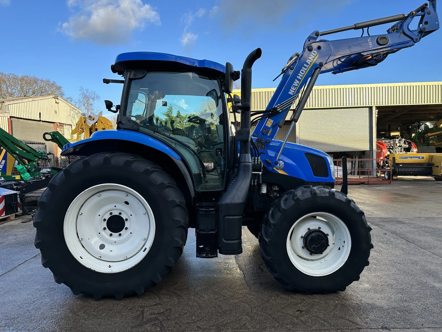 New Holland tractor for sale in Walterston, Llancarfan, Barry, Vale of Glamorgan — photo 5