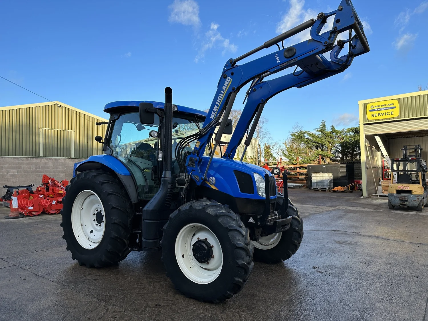 New Holland tractor for sale in Walterston, Llancarfan, Barry, Vale of Glamorgan — photo 7