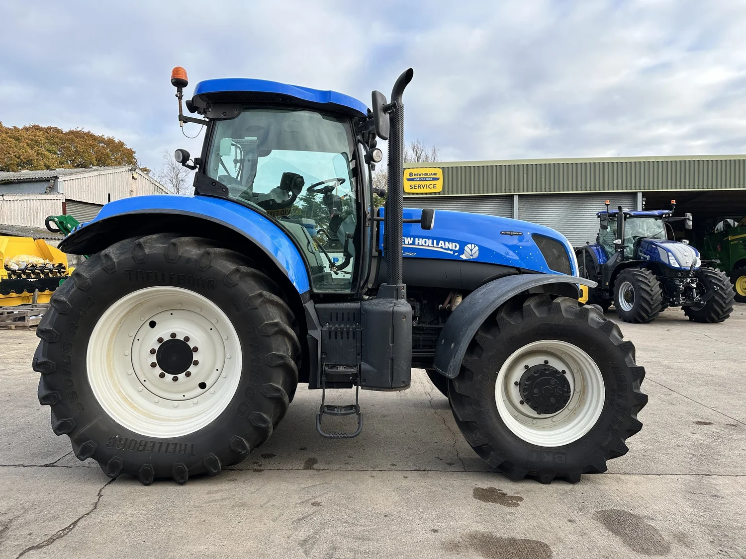 New Holland tractor for sale in Walterston, Llancarfan, Barry, Vale of Glamorgan — photo 6