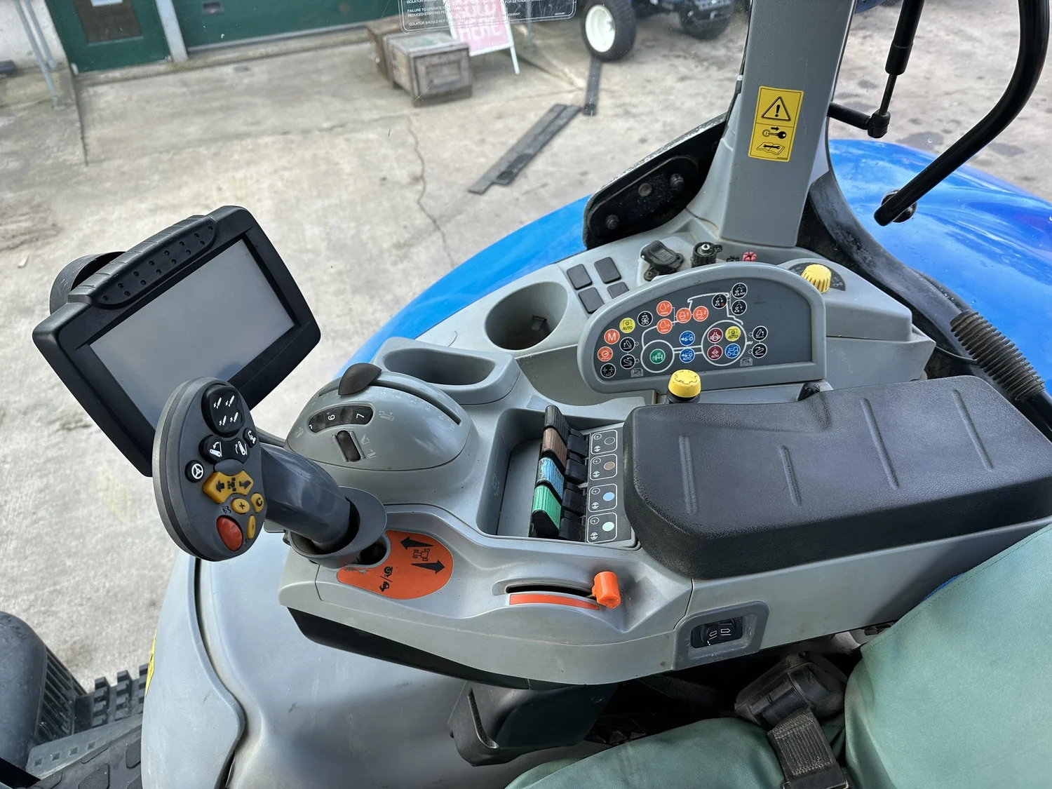 New Holland tractor for sale in Walterston, Llancarfan, Barry, Vale of Glamorgan — photo 9