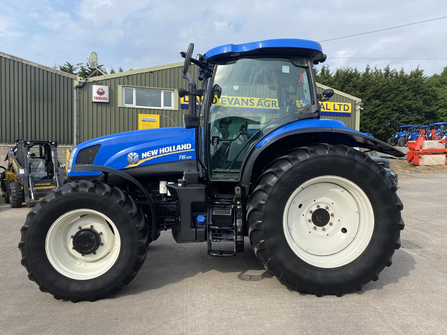 New Holland tractor for sale in Walterston, Llancarfan, Barry, Vale of Glamorgan — photo 2