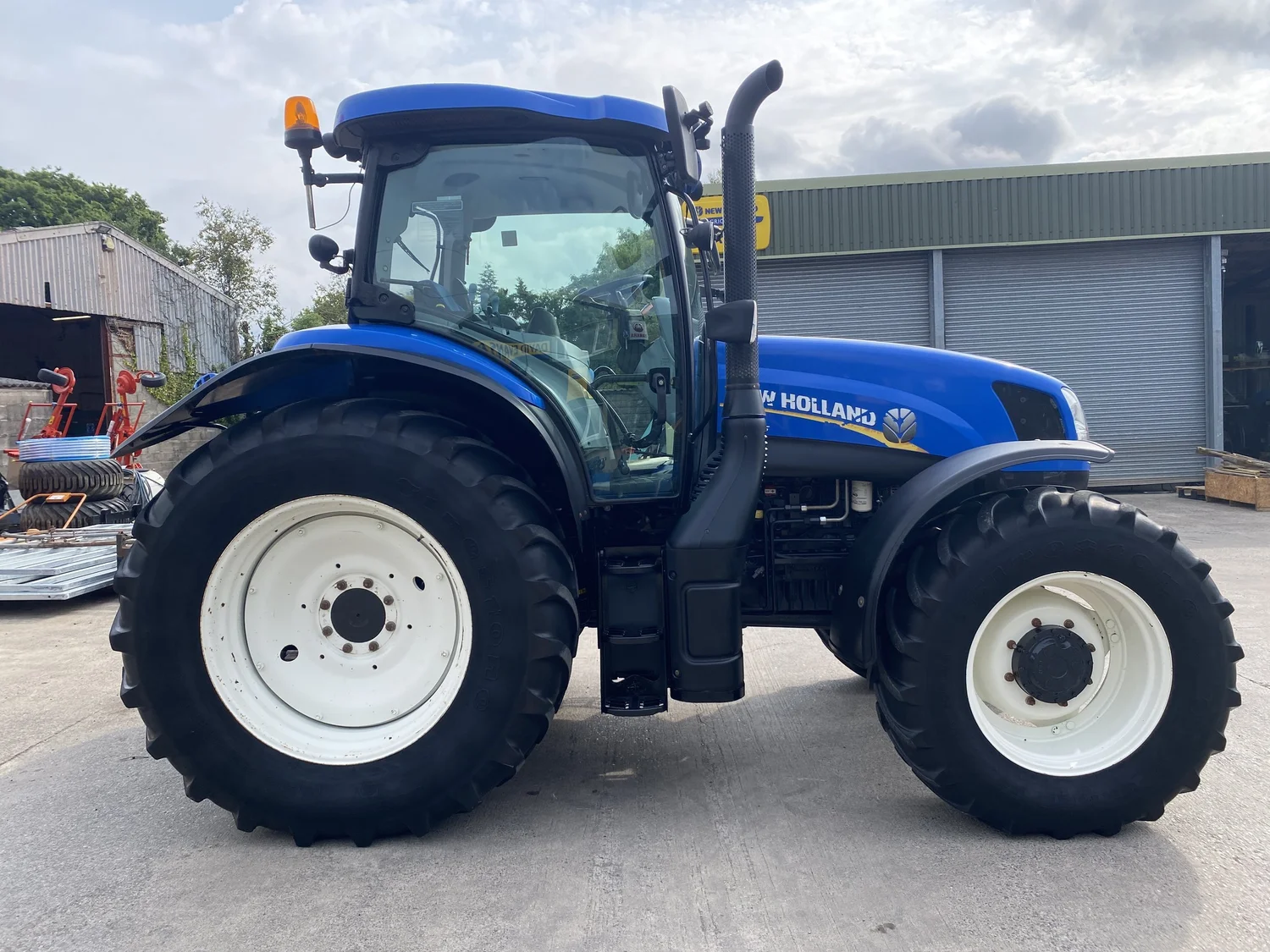 New Holland tractor for sale in Walterston, Llancarfan, Barry, Vale of Glamorgan — photo 7