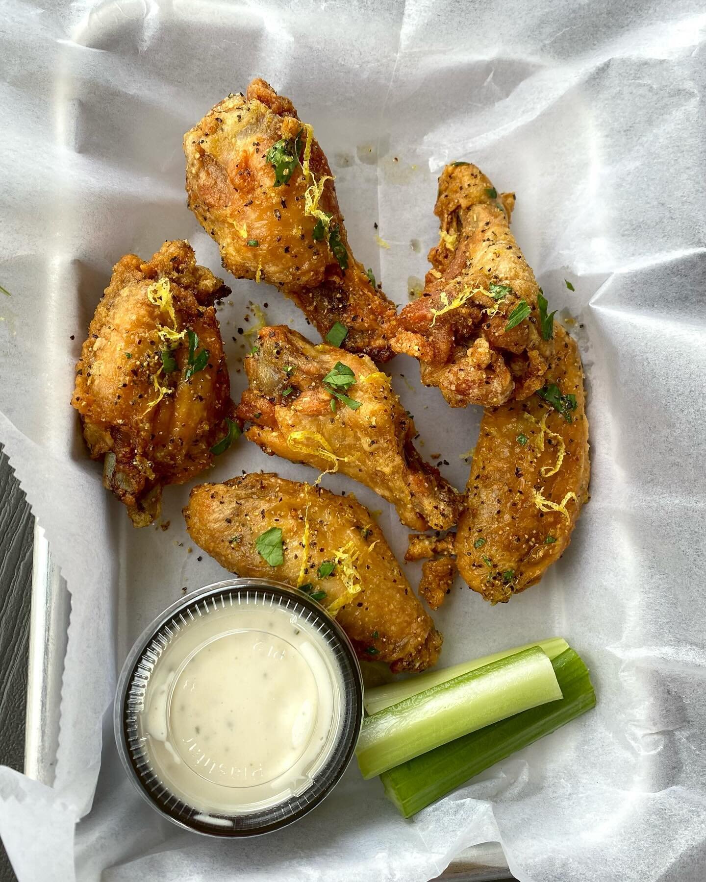 ‼️New Special Alert‼️

Lemon Pepper Wings 🍋🌶️🐔 These wings are fried until crispy and fall off the bone tender then tossed with our house made lemon pepper sauce and garnished with lemon zest! Gotta try these bad boys!

@vspc @visitsafetyharbor @c