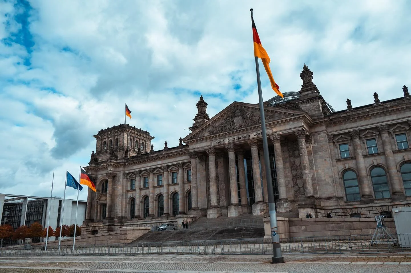 I’ll be the first to admit that I’m my own worst client sometimes because I like to drive quite a bit, and do a minimal amount of tours. But today we went on the most amazing 3hr private walking history tour of Berlin. 😍 got to see so mu