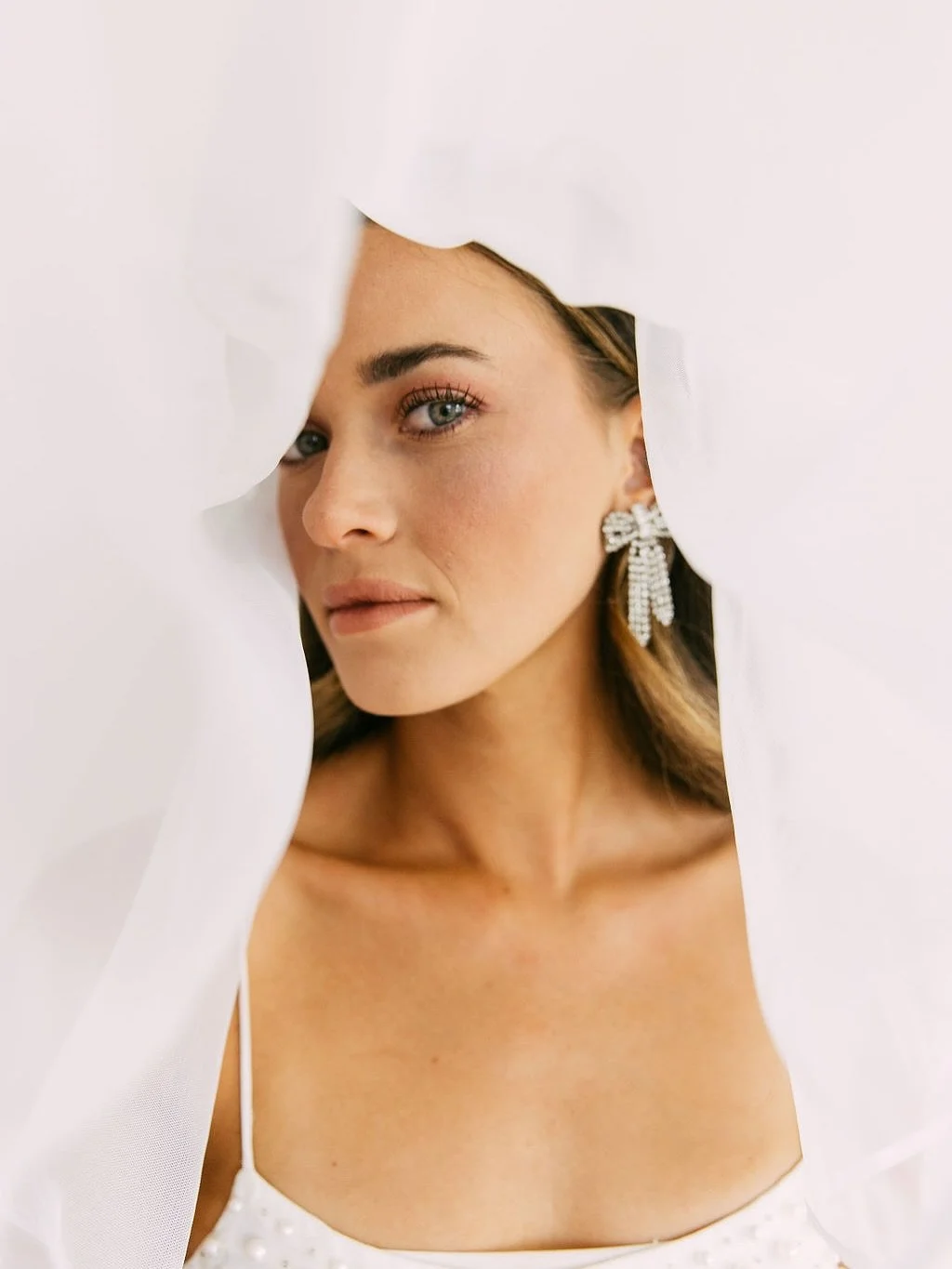 From &ldquo;He put a ring on it&rdquo; 💍 to &ldquo;I do&rdquo; 🤍 &mdash; Honey&rsquo;s got your glow covered every step of the way! Whether you&rsquo;re capturing those dreamy engagement photos, glowing through your bridal shower, or walking down t