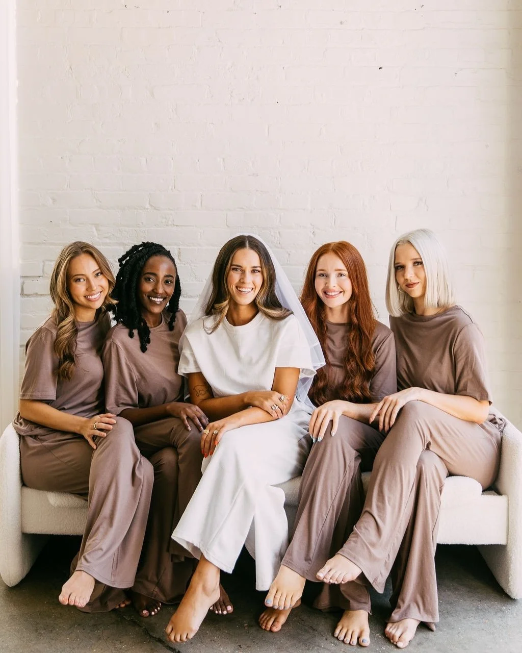 ✨ Brides &amp; Bridesmaids, Honey brings the Glow + the FUN right to you &mdash; no need to leave the comfort of your own home! 🏡💖
We roll in, set up, deliver the best dang spray tan of your life, and then clean up &mdash; all while you and your sq