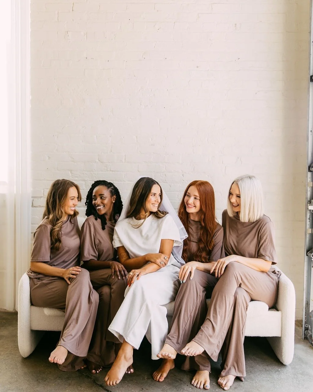 💍 Brides & Besties, listen up! 💍 Make your wedding prep extra glowing ✨ with a Honey Mobile Spray Tan Party! We come to you, give you the perfect glow, and you get to hang with your besties — all while feeling pampered and radiant.
💌 DM