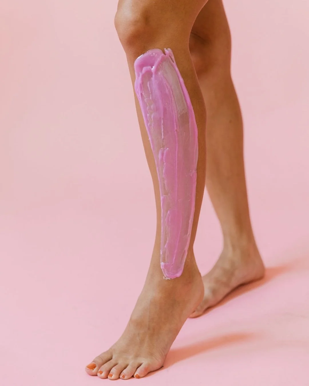 ✈️🌴 Escaping the winter blues? We know cruise season + warm-weather getaways are in full swing, which means sun, swimsuits&hellip; and smooth skin 😉
If you&rsquo;re planning a winter escape, don&rsquo;t forget to schedule your wax appointment befor