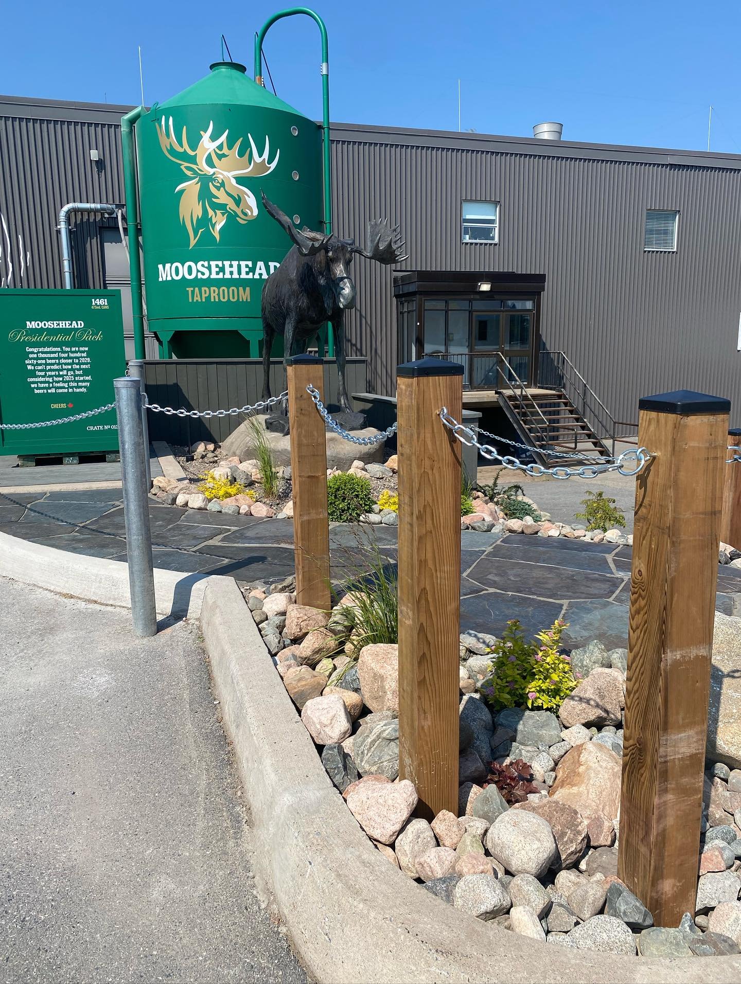 Looks like a beautiful day to check out the moose at Moosehead and enjoy their patio! We’re loving the new rock garden π