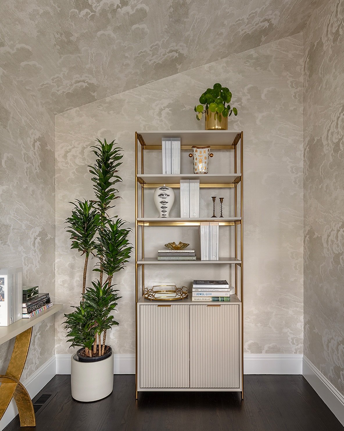 Happy Eclipse Monday! 🏡✨ As we&rsquo;re all turning our heads to the sky, we are thrilled to show off our Duncan project&rsquo;s office space - keeping our heads in the clouds with this elegant of Cole &amp; Son wallpaper in pearl. This stunning tra