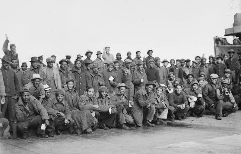 2.-Foresters-on-the-dockside.-IWM-A-6195.jpg