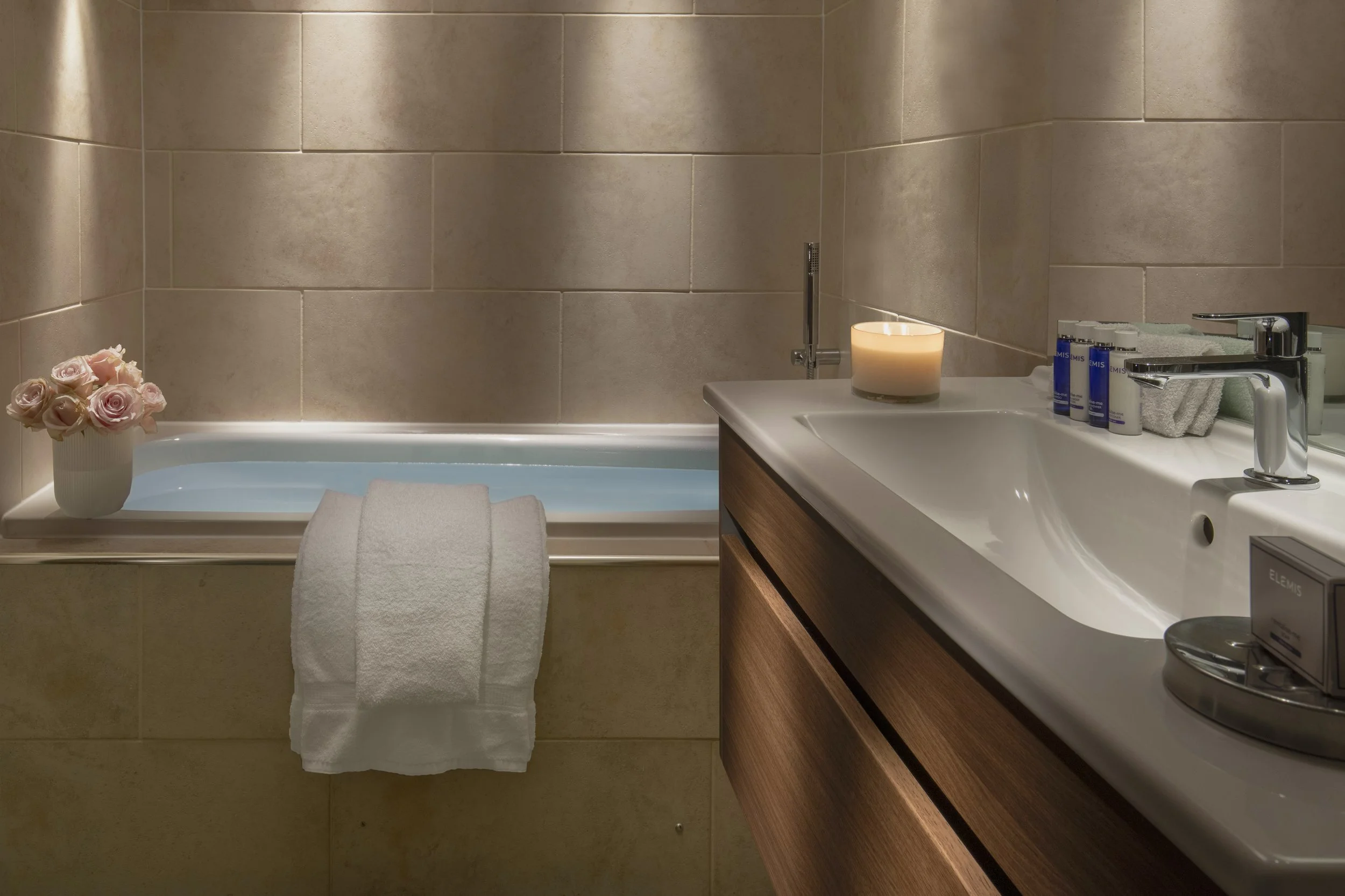 Room11Bath.jpg