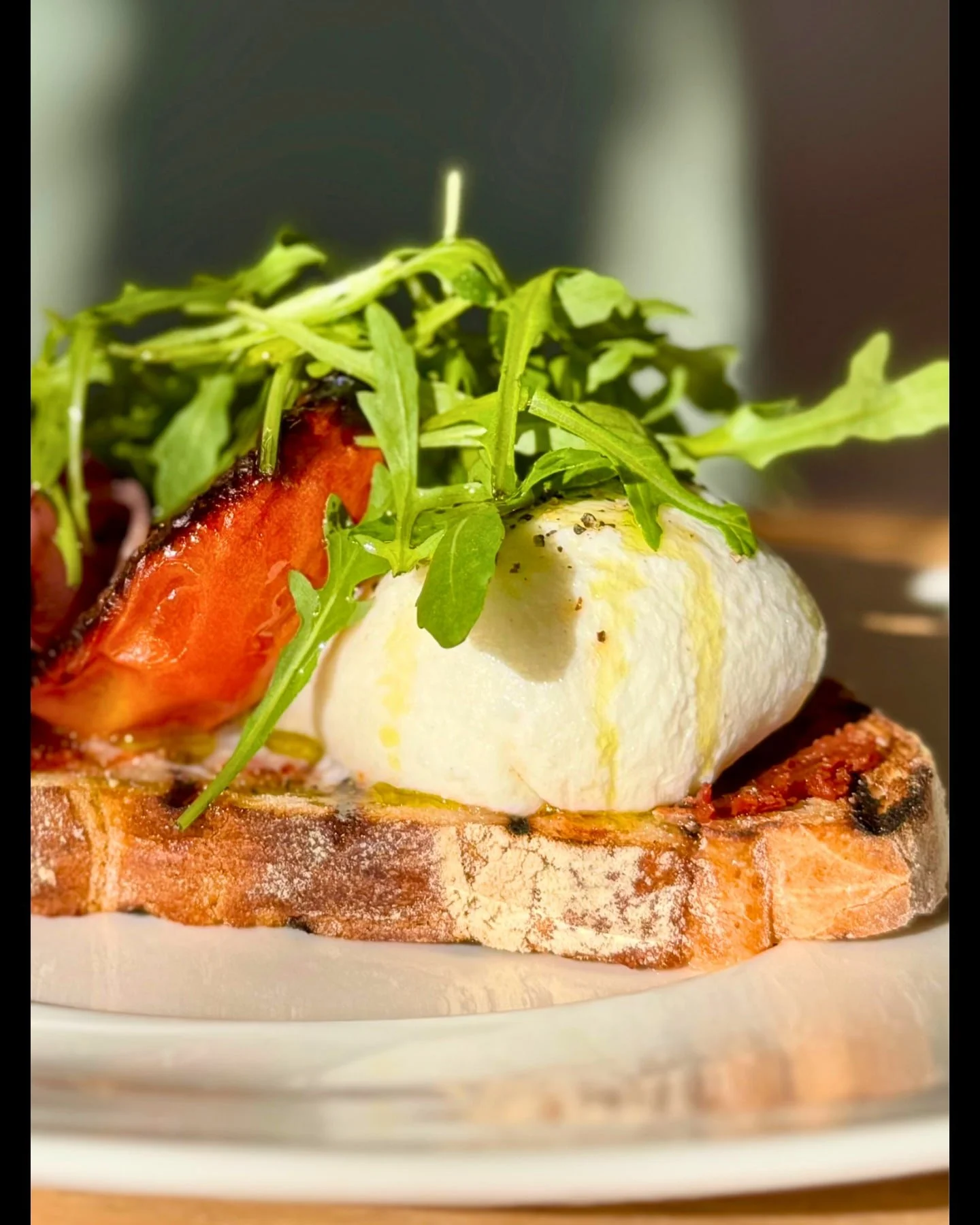 Picture this: a beautiful autumnal morning out on the course followed by a sumptuous brunch inside the Vineyard Kitchen. Here, the atmosphere is inviting, and the flavours are curated by our talented chef, Kelly Pietersen. 

Our menu reflects a commi