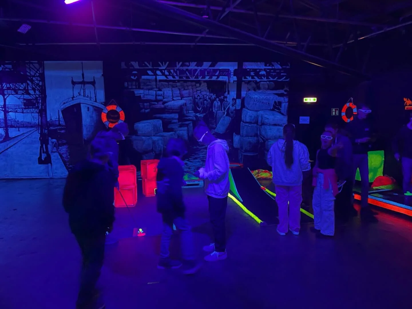 Weihnachtsfeier
Unser letzter Dienst f&uuml;r dieses Jahr ist vorbei.
Zum Jahresabschluss haben wir eine kleine Weihnachtsfeier veranstaltet mit schwarzlicht Minigolf und darauffolgenden Essen.

Wir sehen uns n&auml;chstes Jahr wieder f&uuml;r neue P