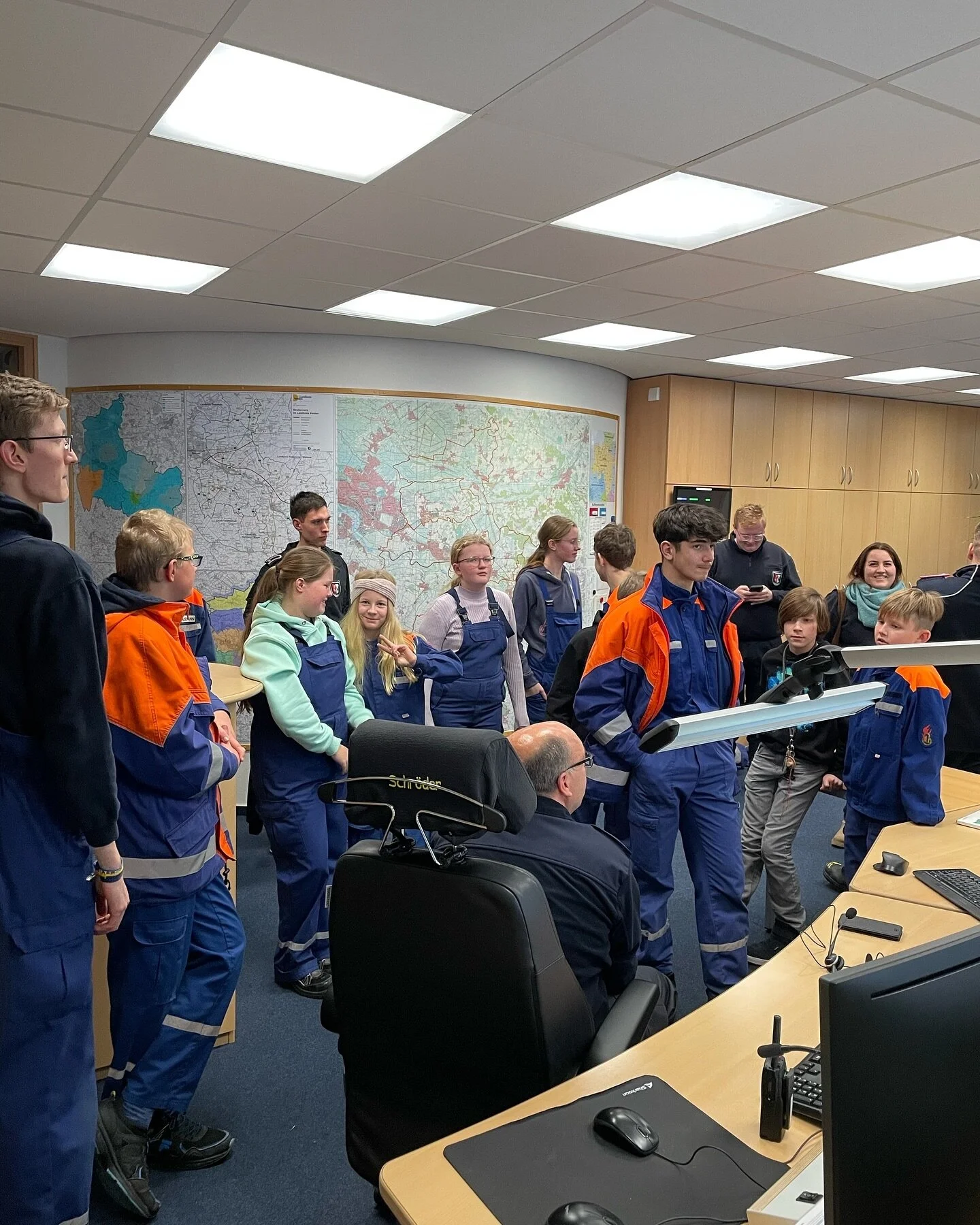 Beim letzten Dienst haben wir die Leitstelle Verden besucht dort haben uns die Mitarbeiter gezeigt und erkl&auml;rt wie die Annahme eines Notrufes funktioniert und welche M&ouml;glichkeiten sie haben um den Menschen am anderen Ende der Leitung effizi