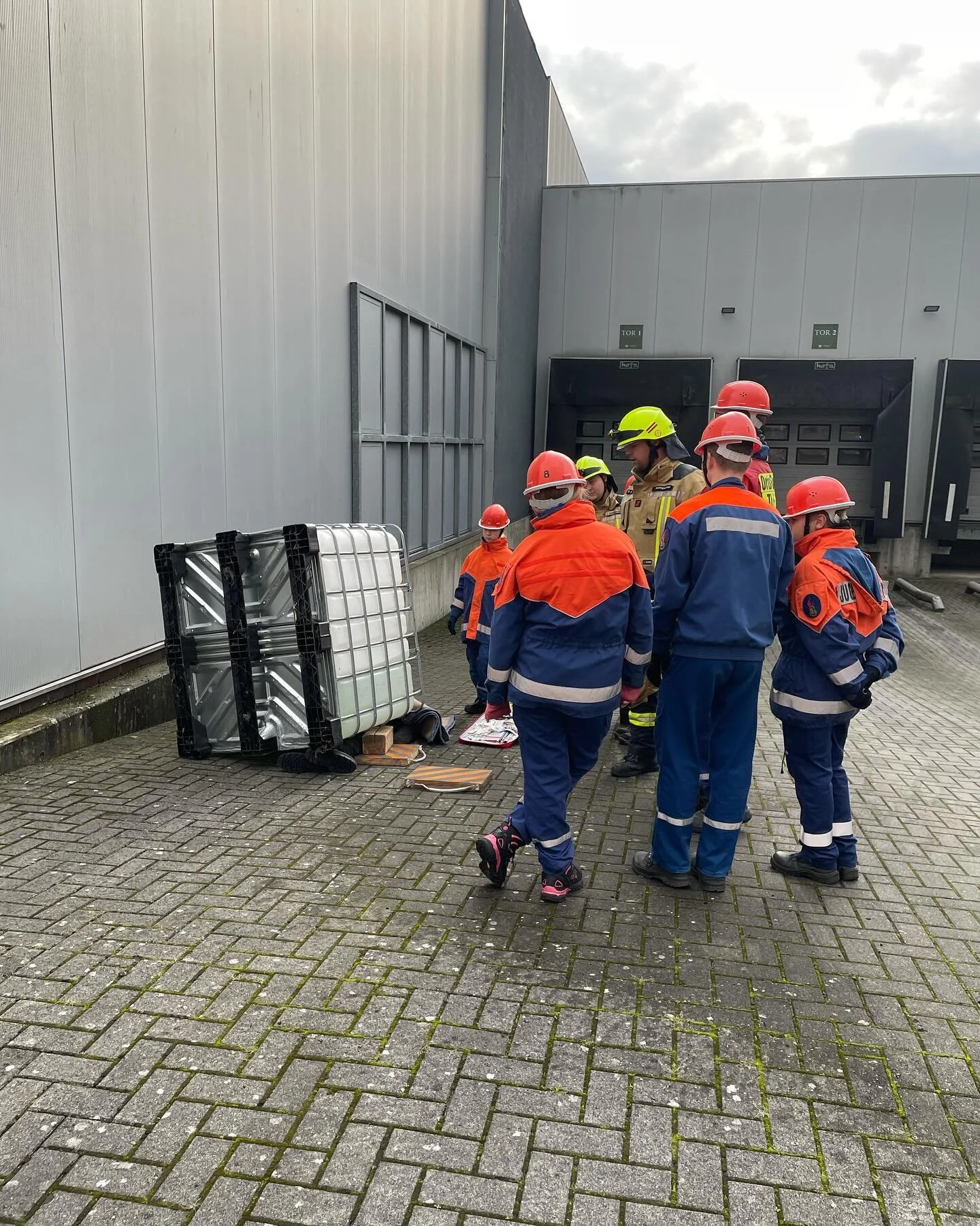 Das Thema des heutigen Dienst war Technische Hilfeleistung, hierzu hat sich einer unserer Jugendwarte sich diesen Unfall ausgedacht. Lage war eine Person unter einem IBC Container die befreit werden sollte. Hierzu haben wir uns viele Sachen von den 2