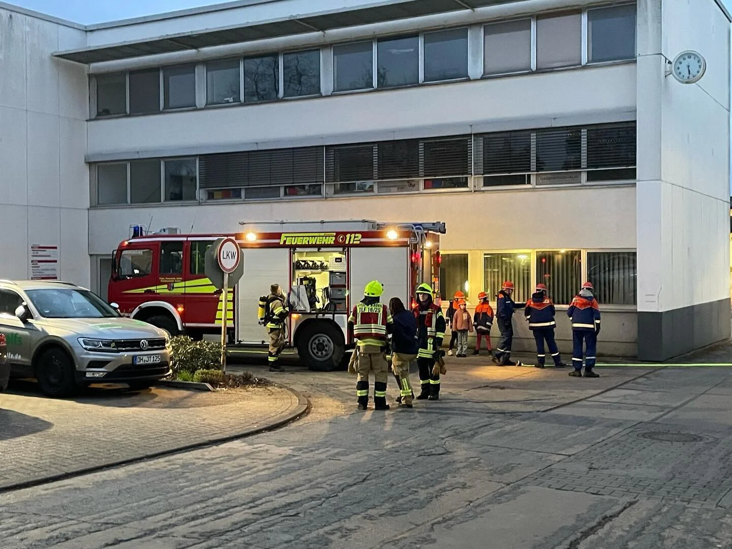 Zum heutigen Dienst hat unser Jugendwarte Team eine kleine Einsatz&uuml;bung ausgearbeitet. 
Angenommene Lage war ein Feuer in einem B&uuml;rogeb&auml;ude im 2OG mit 2 Vermissten Personen. PN das ganze etwas realistischer zu machen wurde Nebel einges