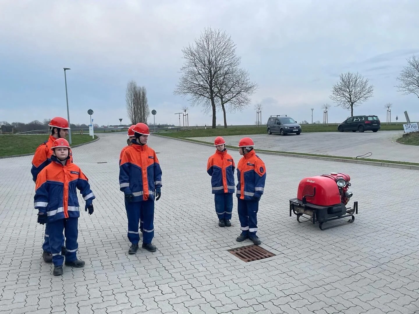Vorbereitung f&uuml;r die Wettk&auml;mpfe.
Thema des letzten Dienstes war der A-Teil der Wettk&auml;mpfe. Aufgrund des Zuwachs von Kinder aus der Kinderfeuerwehr haben wir das ganze nochmal bis auf jede Kleinigkeit erkl&auml;rt und ausprobiert damit 