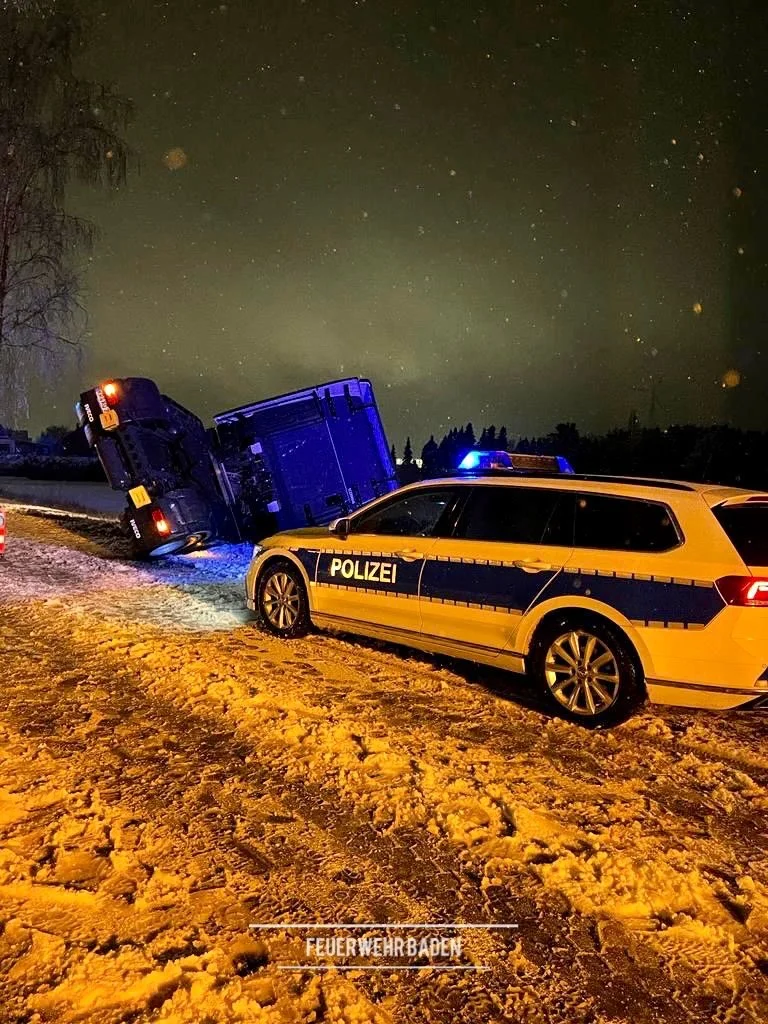 LKW auf Seite gerutscht 