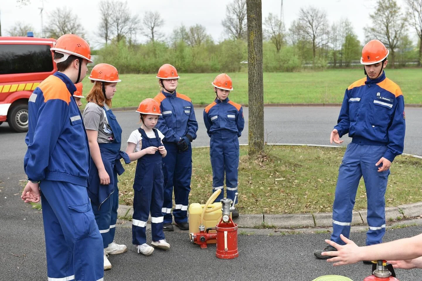 Wettkampfvorbereitung
Beim letzten Dienst haben wir den B-Teil ge&uuml;bt mit guten Zeiten. Die Gruppe die nicht am Wettkampf teil nimmt hat sich mit dem 3 Fachen Brandschutz und einem Feuerwehr Quiz besch&auml;ftigt.
In den n&auml;chsten Wochen werd