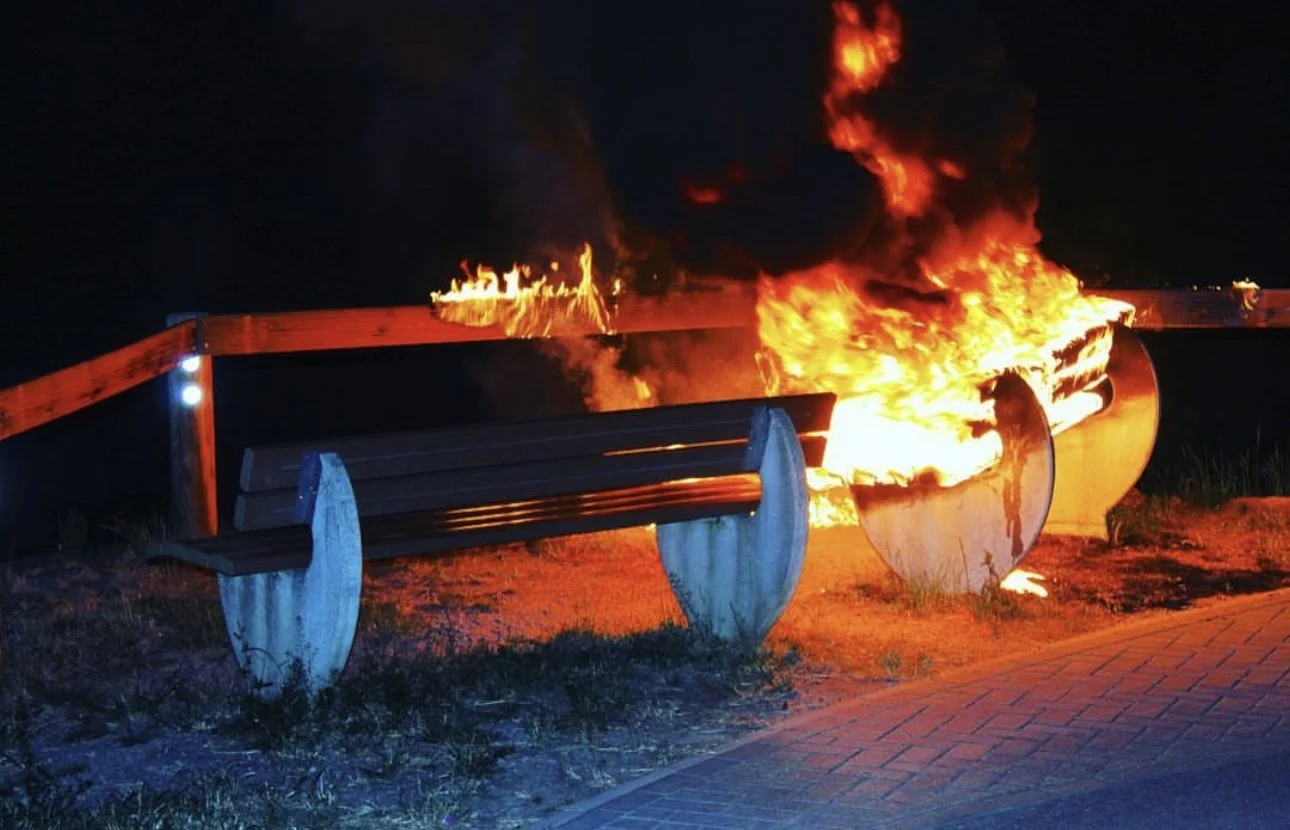 Brennende Parkbank